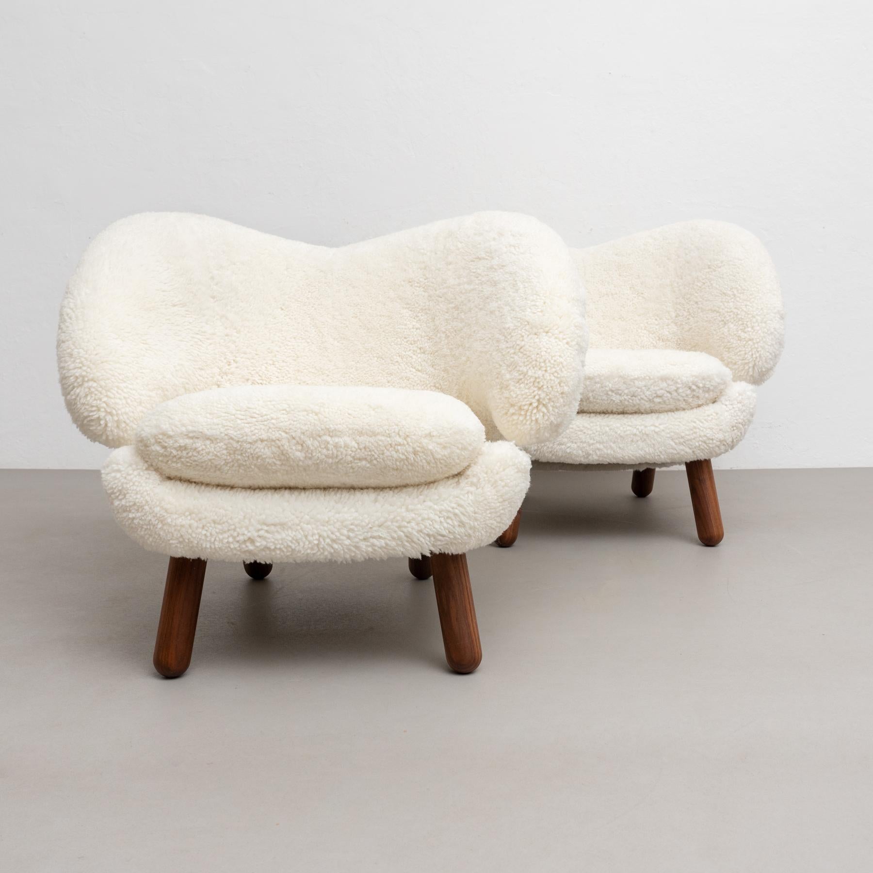 Set of Two Finn Juhl Pelican Chair Upholstered in Gotland Sheepskin For Sale 3