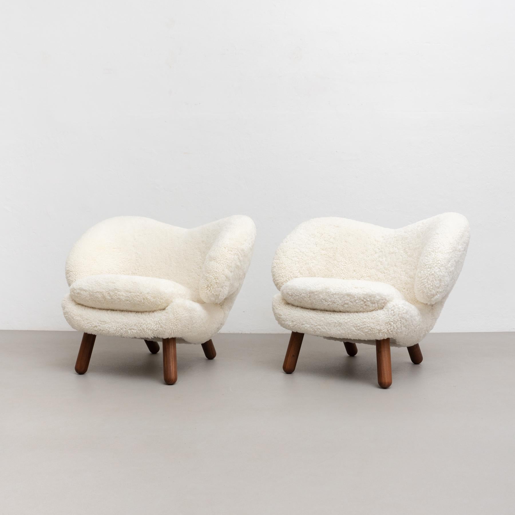 Set of Two Finn Juhl Pelican Chair Upholstered in Gotland Sheepskin For Sale 5