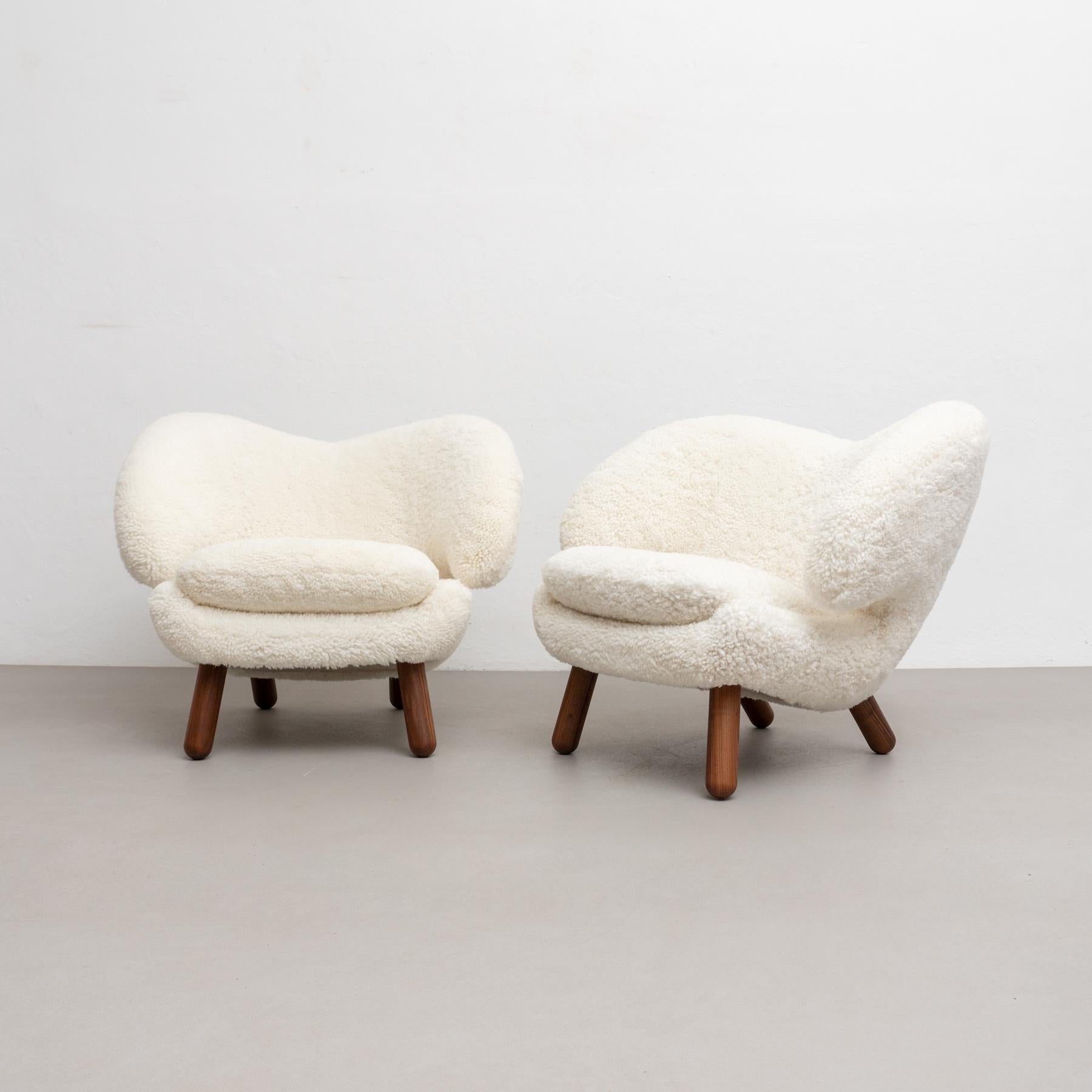 Set aus zwei Finn Juhl Pelikan-Stühlen, gepolstert mit Gotland-Schaffell (Moderne) im Angebot
