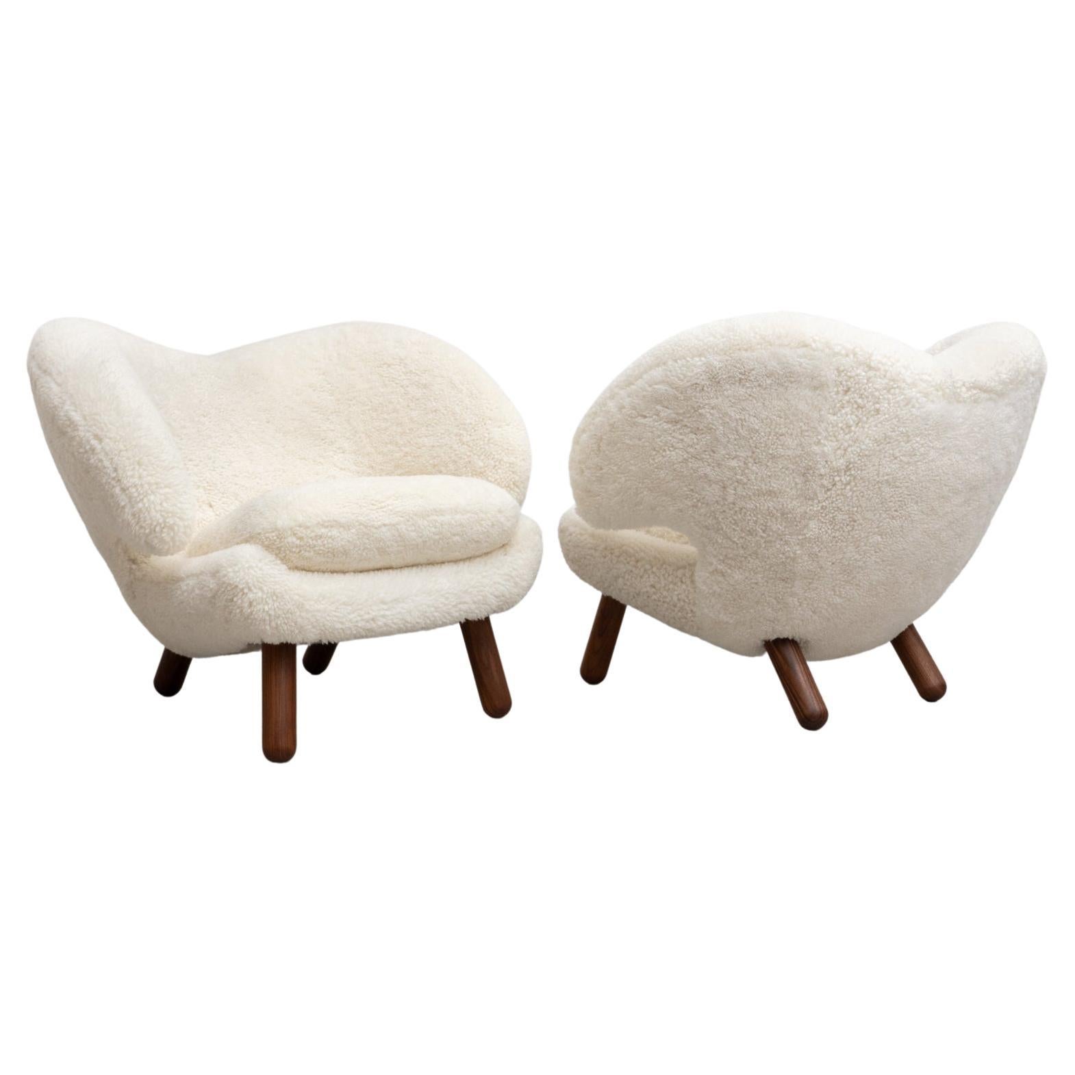 Ensemble de deux chaises Pelican de Finn Juhl tapissées de peau de mouton de Gotland