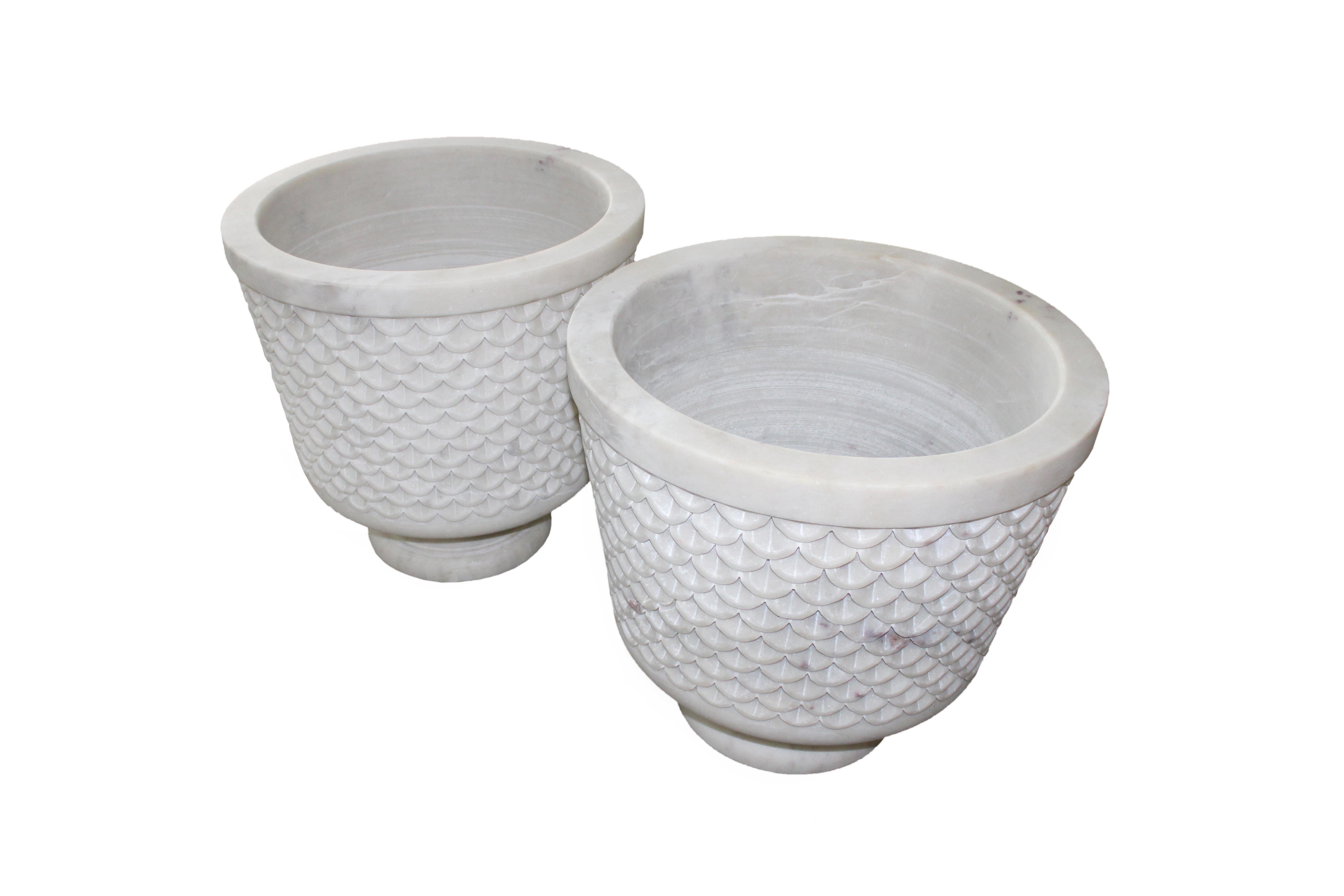 Set of Two Fish Scale Urn in White Marble Handcrafted in India In New Condition For Sale In New York, NY