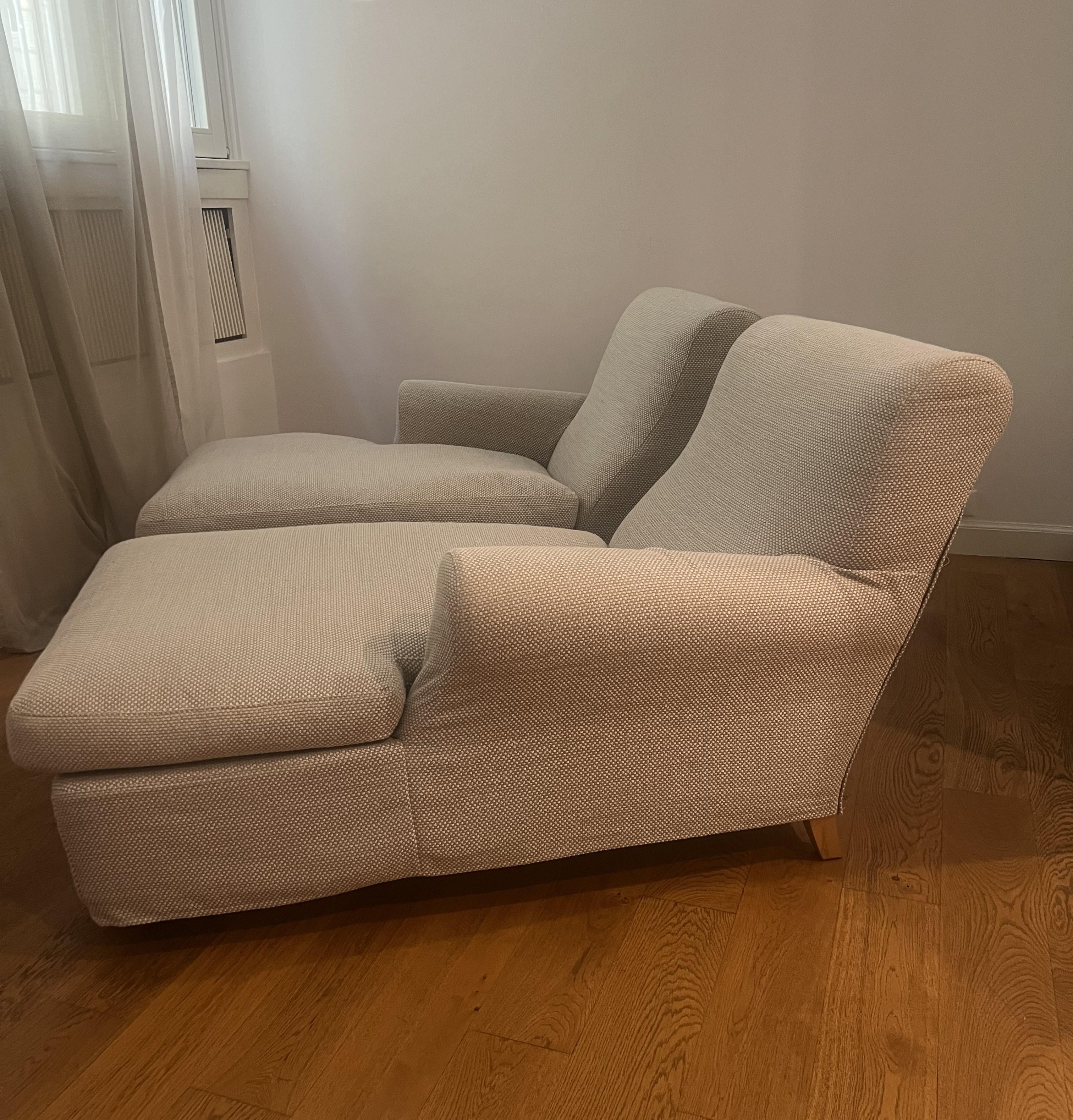 Conjunto de dos chaise longue/dormeuse Flexform Nonna Maria. Armazón de madera con acolchado de poliuretano recubierto de tejido protector. Cojines de asiento de plumas esterilizadas, con material indeformable. Pies traseros de madera de haya