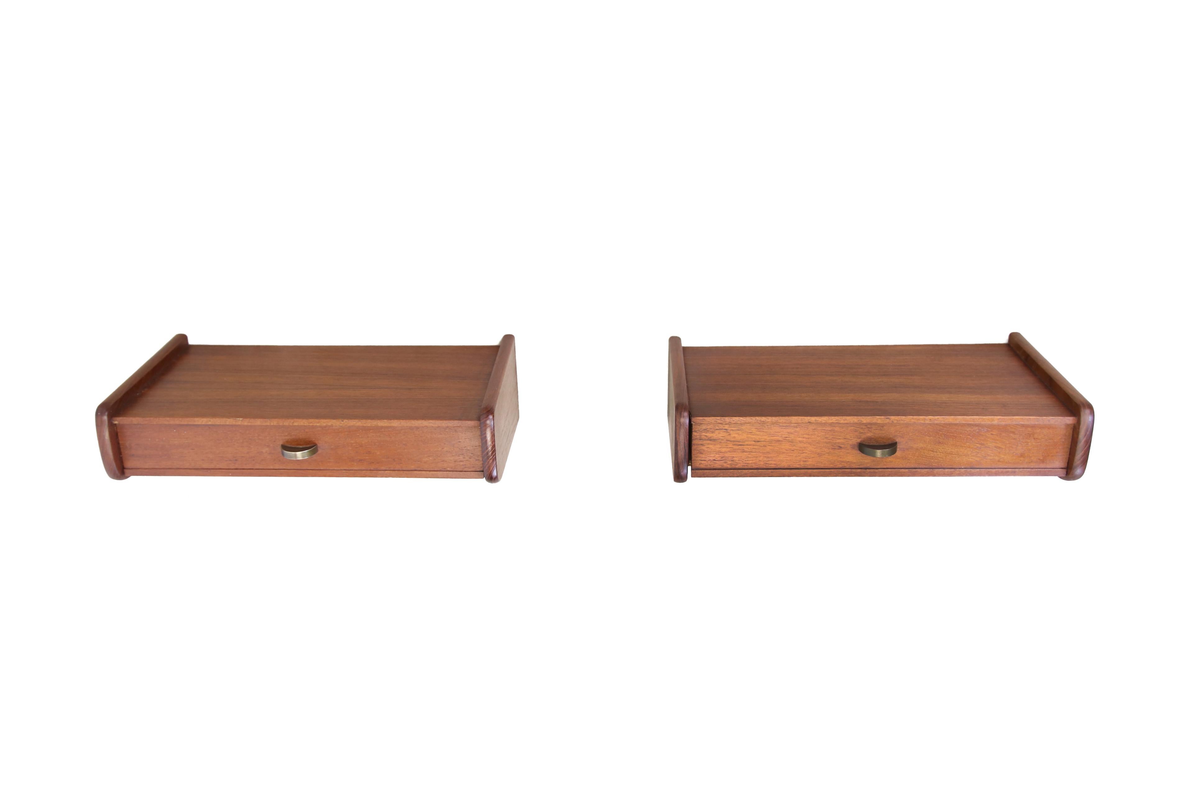 Set of Two Floating Danish Mid-Century Modern Teak Nightstands, 1960’s In Good Condition In Amsterdam, Noord Holland