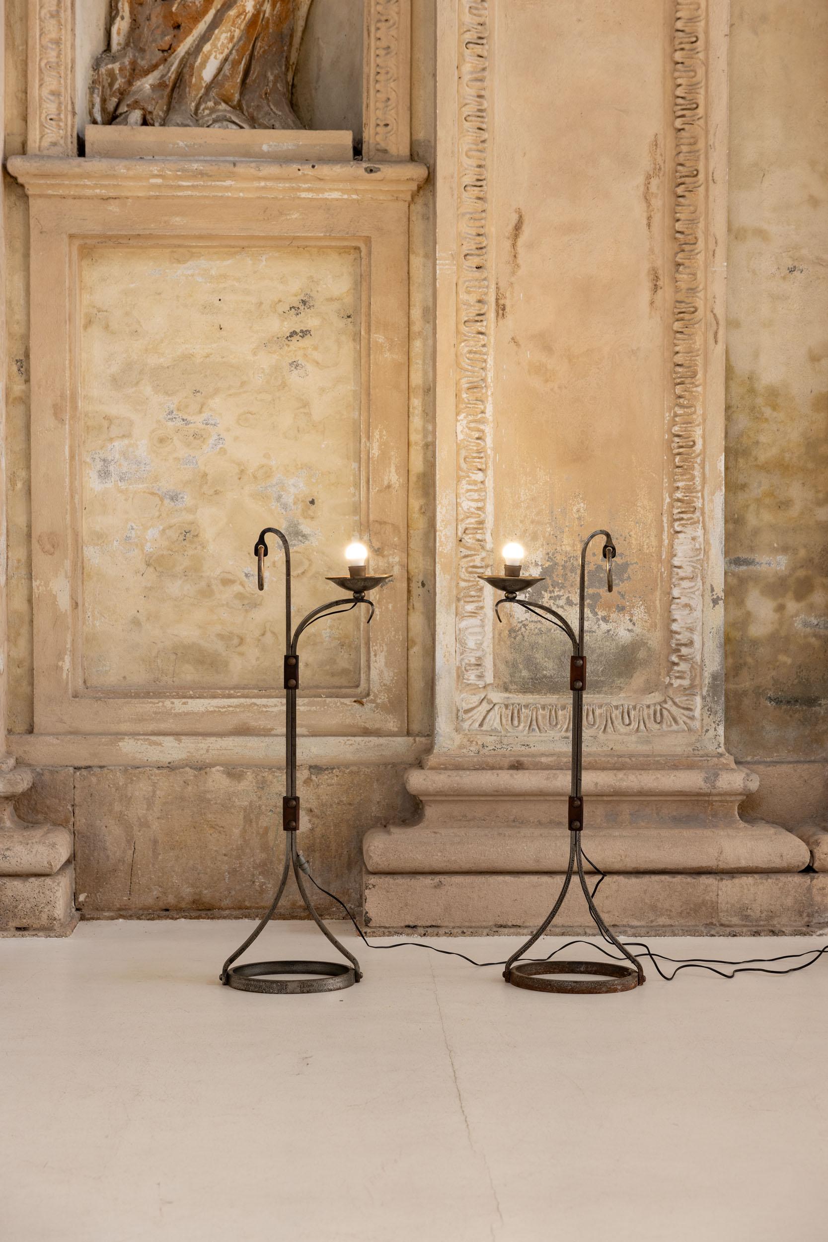 Set di due lampade da terra attribuite a Jean-Pierre Ryckaert. 
Le lampade, dalle linee semplici e raffinate, sono in stile brutalista e presentano un'elegante struttura in ferro e pelle. Francia, anni '60.