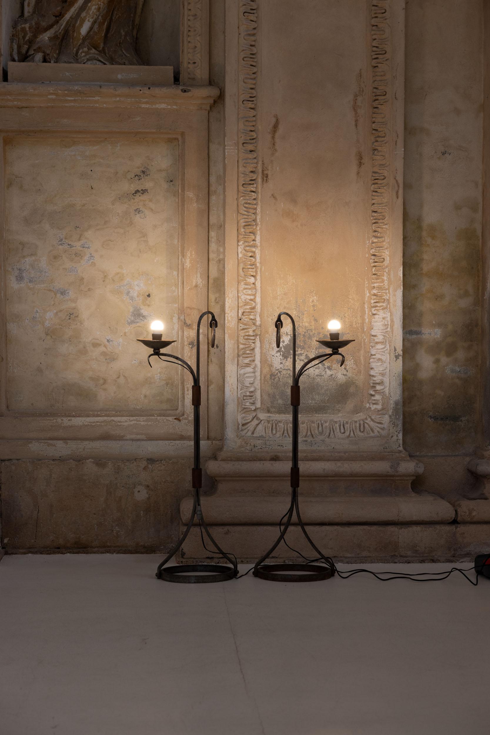 Pelle Set di due lampade da terra attribuite a Jean-Pierre Ryckaert, Francia, 1960 in vendita