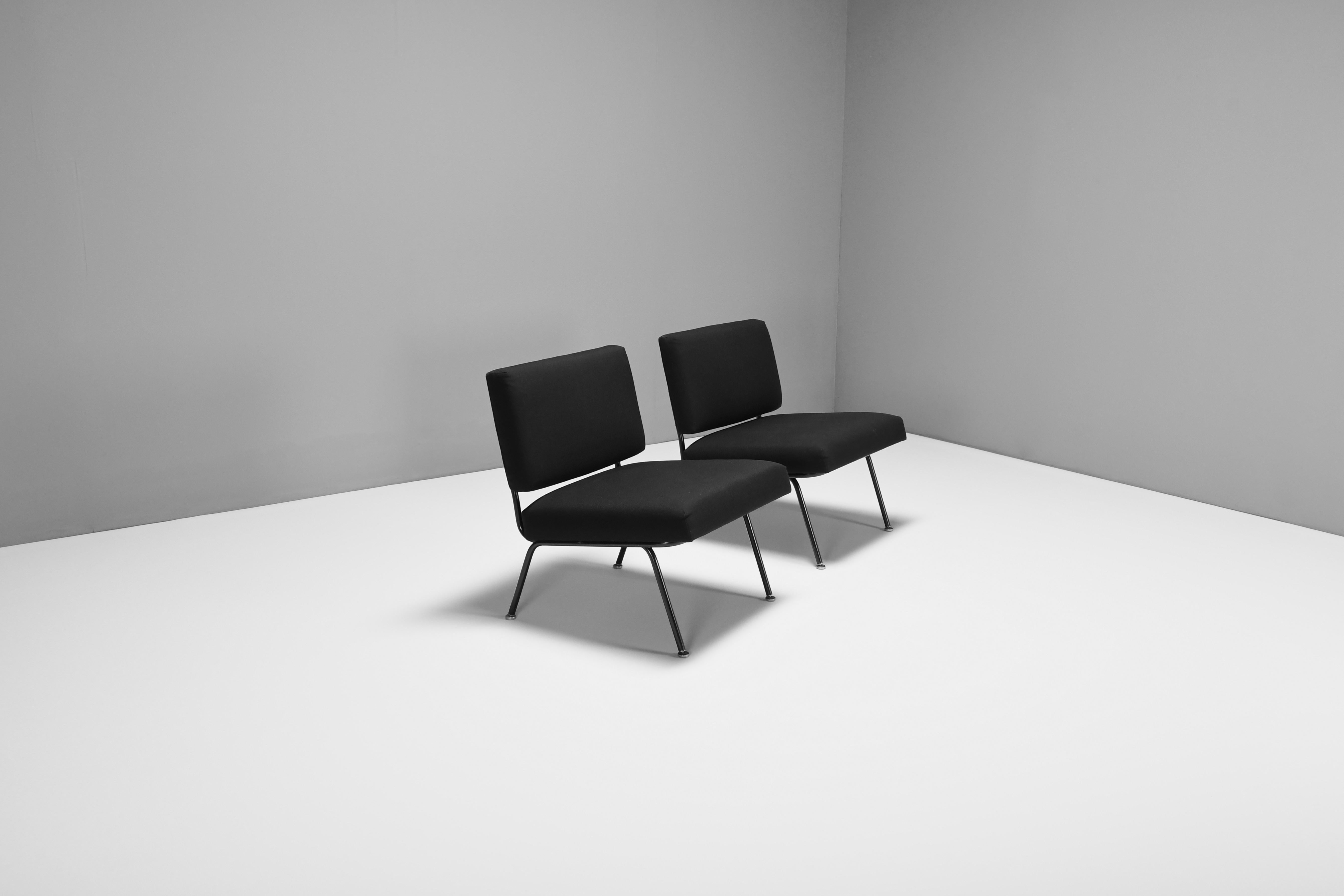 Rare set of model 31 lounge chairs in very good condition.

Designed by Florence Knoll in 1954

Manufactured by Knoll International 

These minimalist lounge chairs have a black lacquered tubular frame with the original aluminum glides.

The chairs