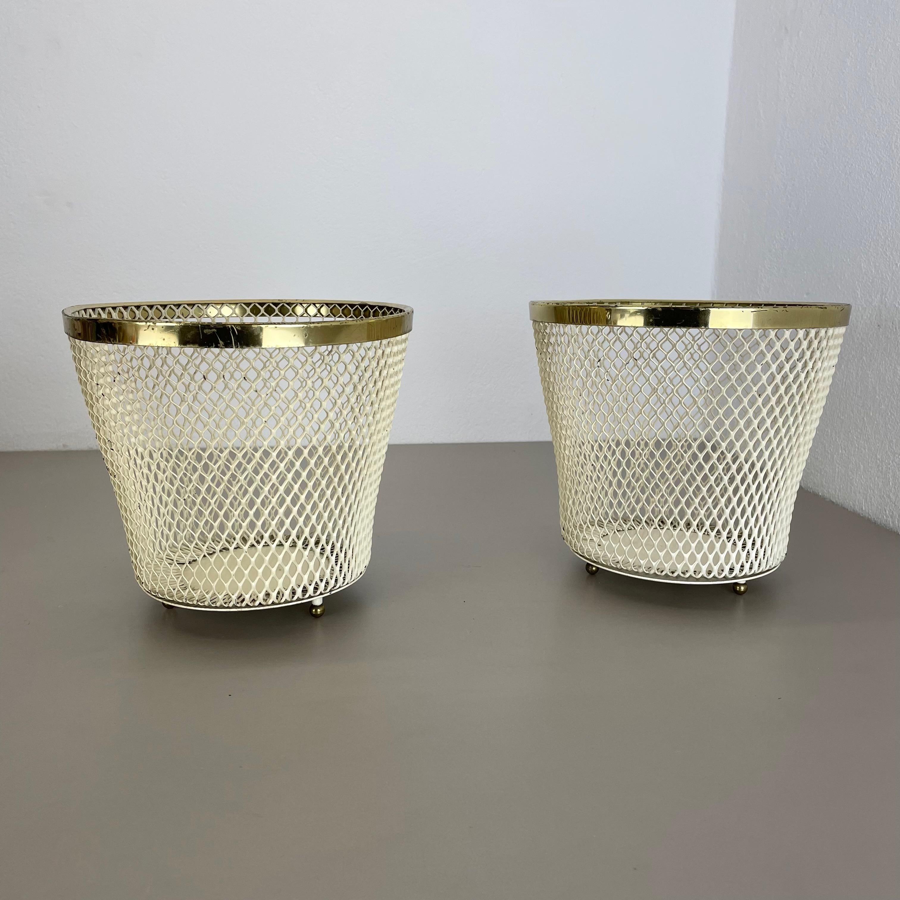 Articolo:

Set di due vasi per piante modernisti in metallo.


Design:

Attribuito a Mathieu Mategot


Origine: 

Francia


Descrizione:

Questo originale set di due vasi per piante moderniste è stato prodotto negli anni '50 in