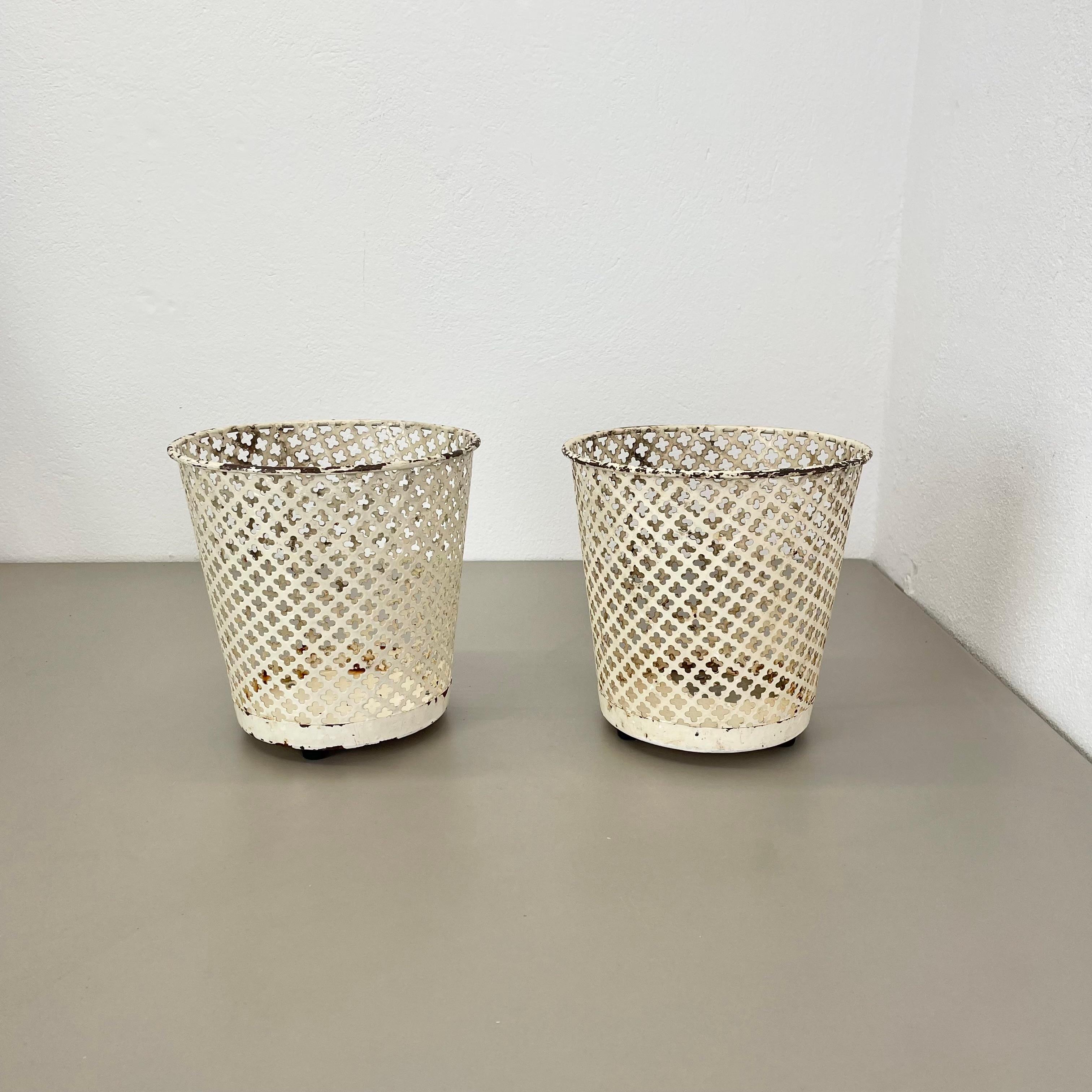 Articolo:

Set di due vasi per piante modernisti in metallo.


Design:

attribuito a Mathieu Mategot


Origine: 

Francia


Descrizione:

Questo originale set di due vasi per piante moderniste è stato prodotto negli anni '50 in Francia. Si
