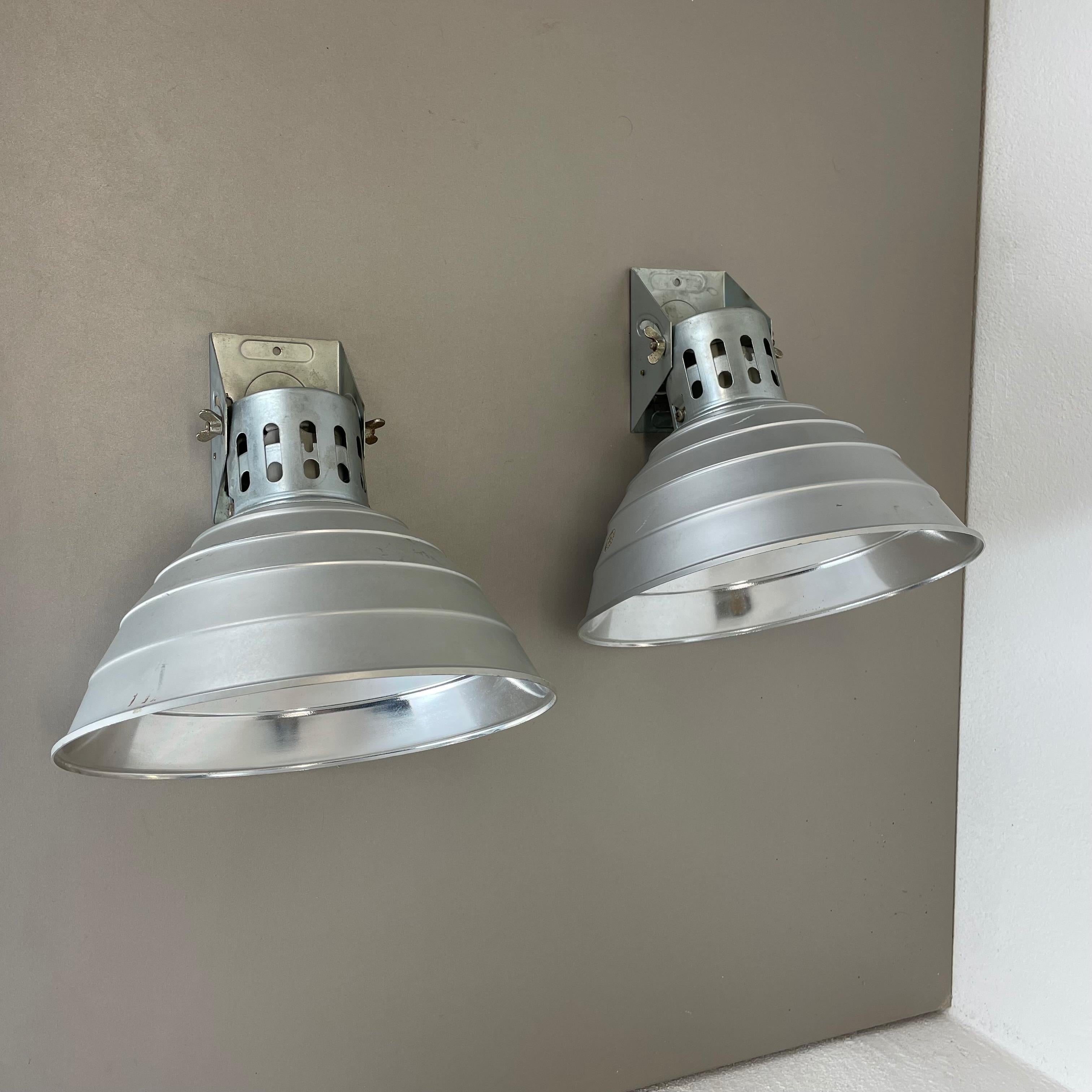 Article:

Set of two fotostudio lights


Producer:

Zeiss Ikon, Germany


Origin:

Germany.


Age:

1970s.


Original 1970s modernist German wall light made of solid metal with aluminium shade. This super rare set of lights were