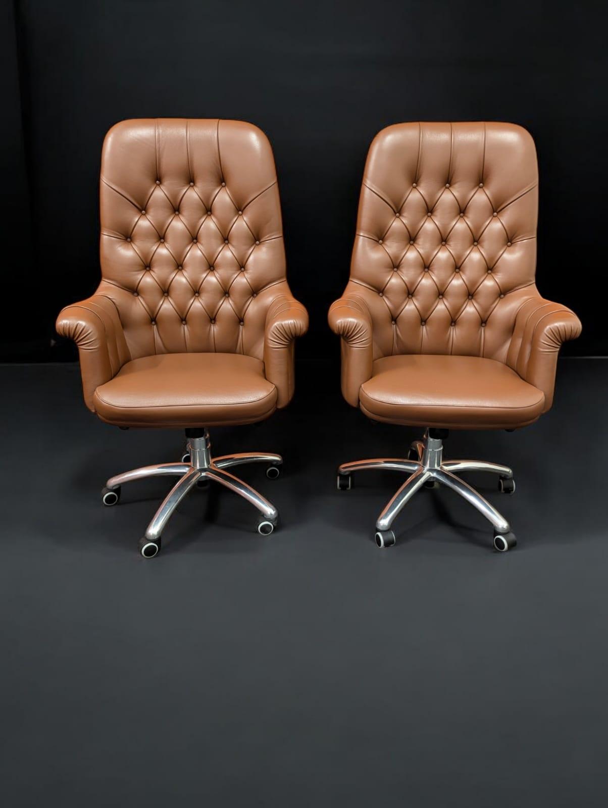 Questo set di due poltrone Frau, modello Oxford President, combina eleganza e funzionalità. Le sedie sono girevoli e regolabili in altezza con molle a gas, dotate di un meccanismo di inclinazione con blocchi intermedi per un comfort personalizzato.