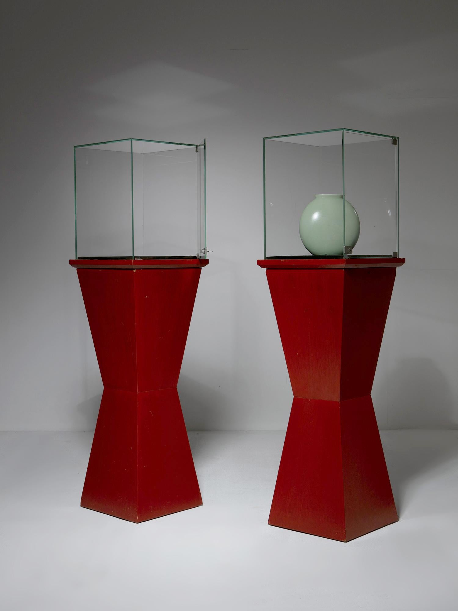 Set of Two Free Standing Displays with Vitrine, Italy, 1980s For Sale 5
