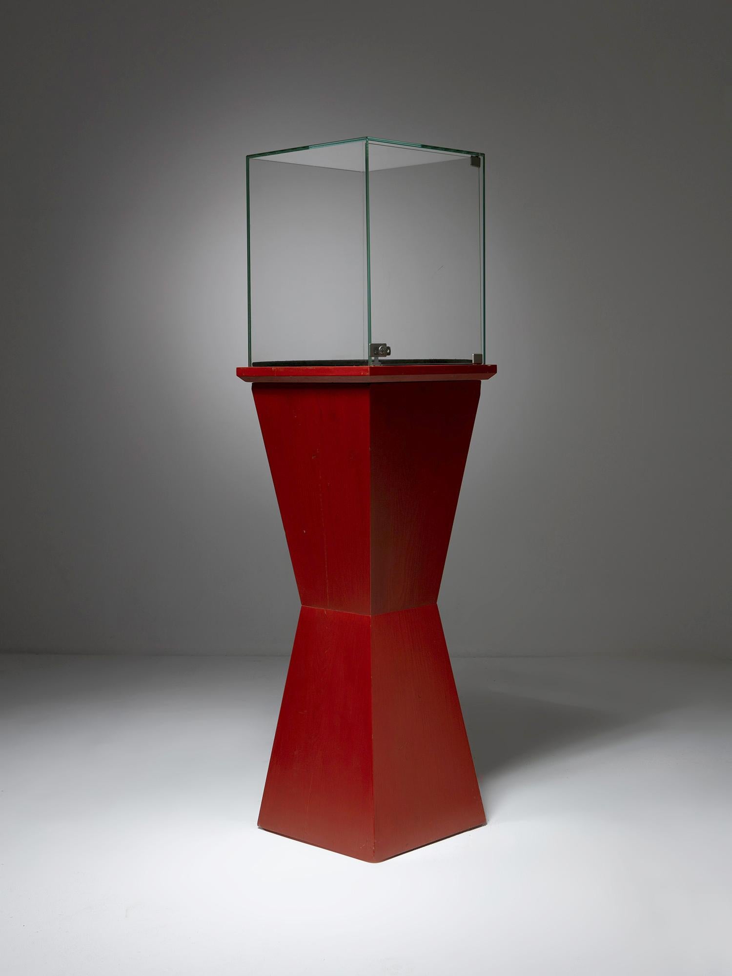 Set aus zwei freistehenden Vitrinen mit Vitrine, Italien, 1980er Jahre (Italienisch) im Angebot