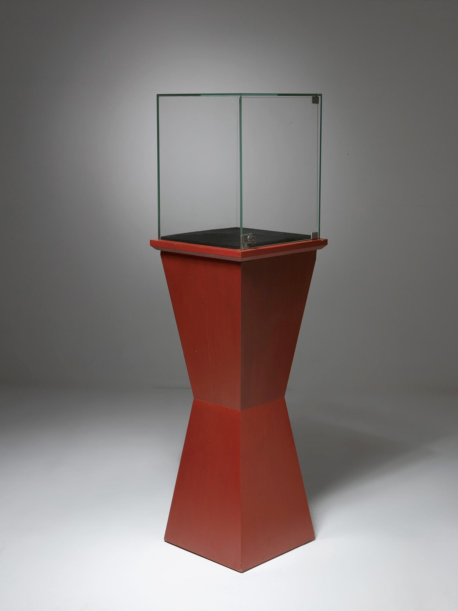 Set of Two Free Standing Displays with Vitrine, Italy, 1980s In Fair Condition For Sale In Milan, IT
