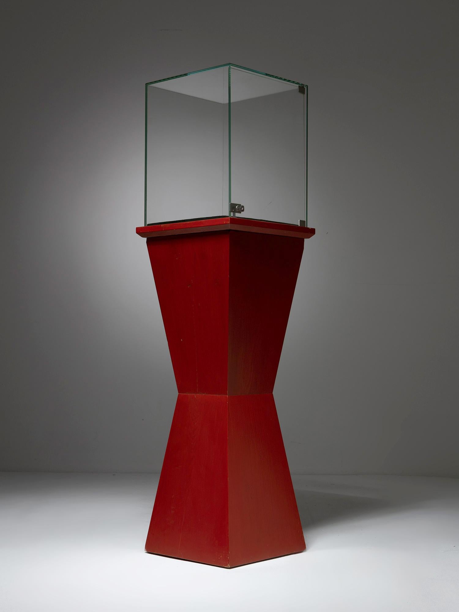 Set aus zwei freistehenden Vitrinen mit Vitrine, Italien, 1980er Jahre (Ende des 20. Jahrhunderts) im Angebot