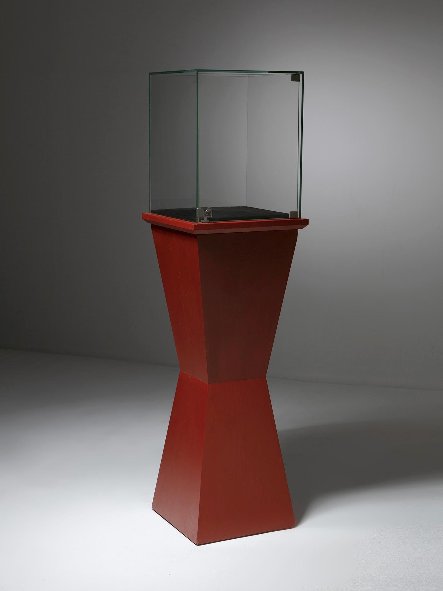 Verre Ensemble de deux vitrines sur pied avec vitrine, Italie, années 1980 en vente