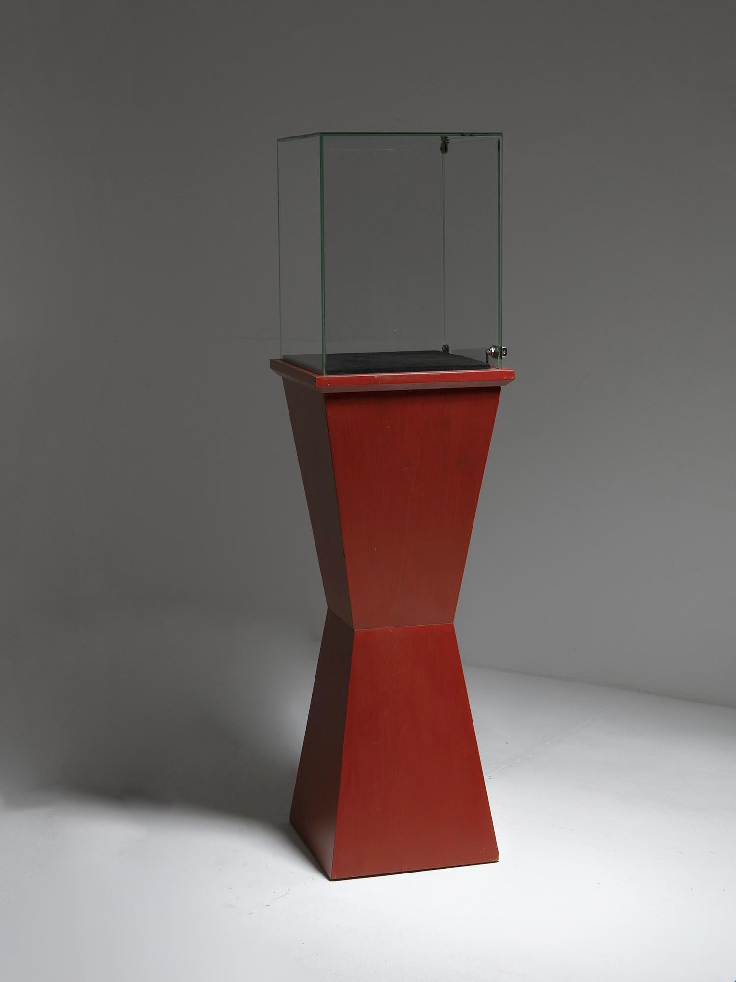 Set of Two Free Standing Displays with Vitrine, Italy, 1980s For Sale 1
