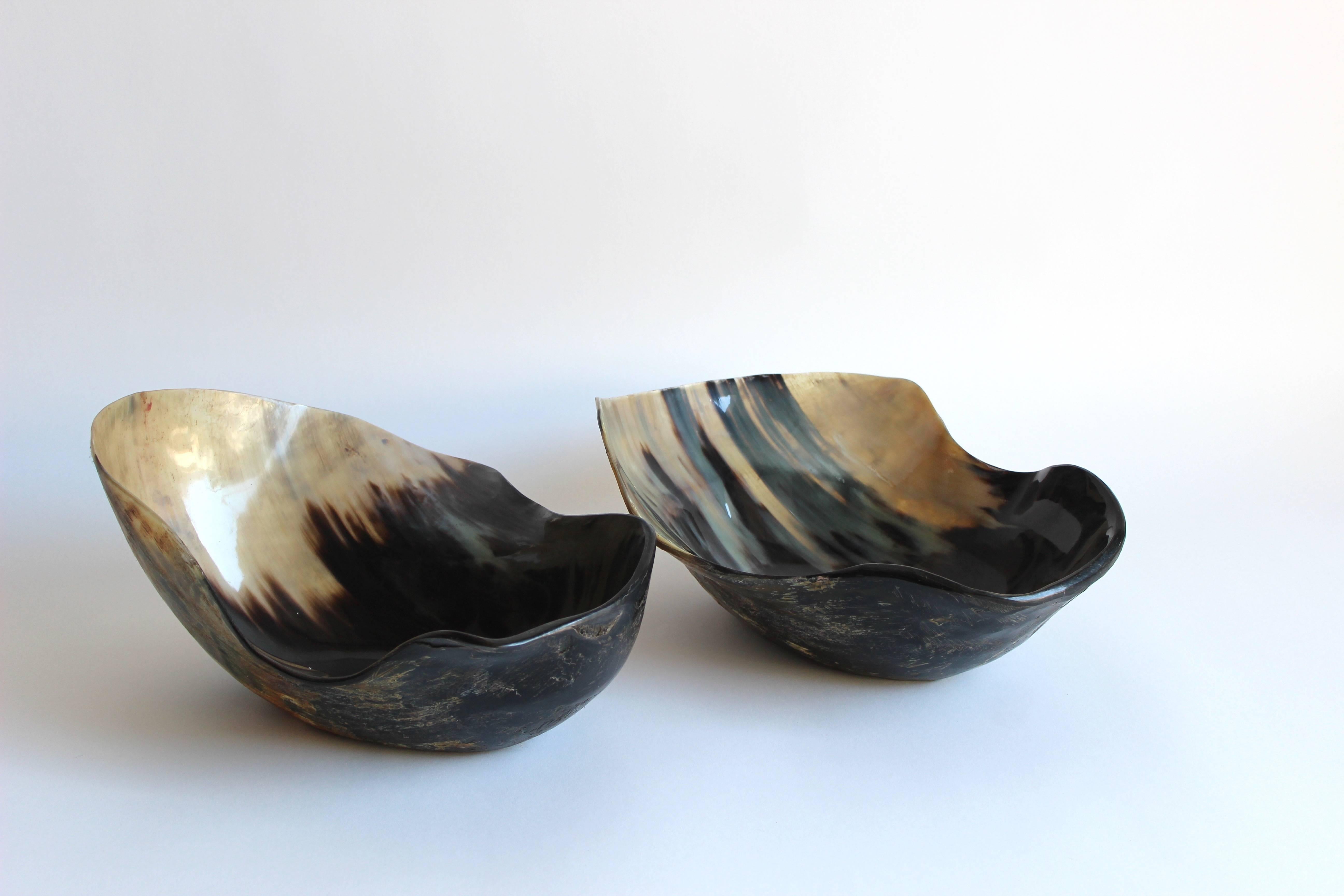 Set of two free-form serving horn bowls in the style of Carl Auböck.

Measure: 5.75