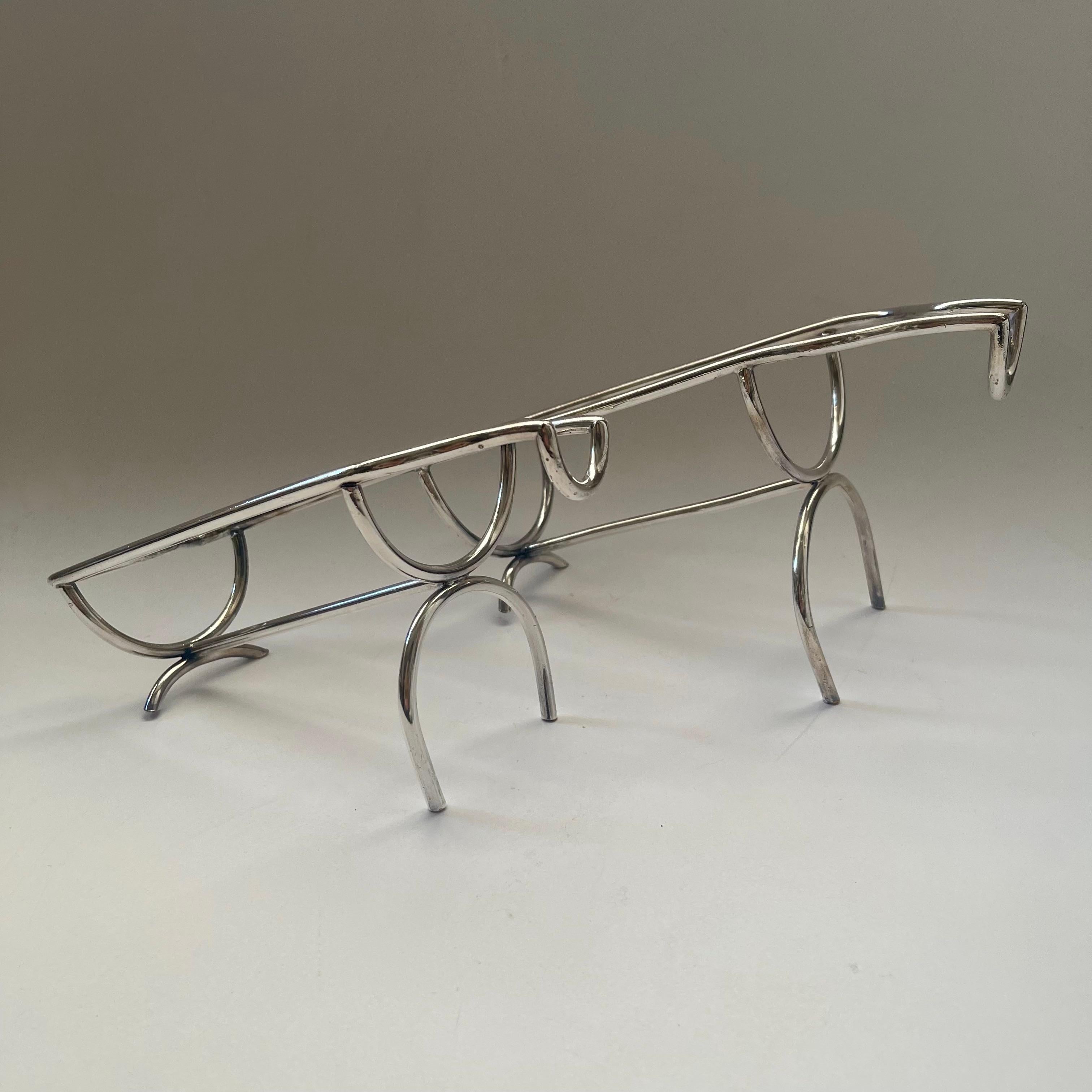 Un elegante set di due portabottiglie in stile Art Déco francese, formato da una modesta e minimale struttura in argento con gambe a 