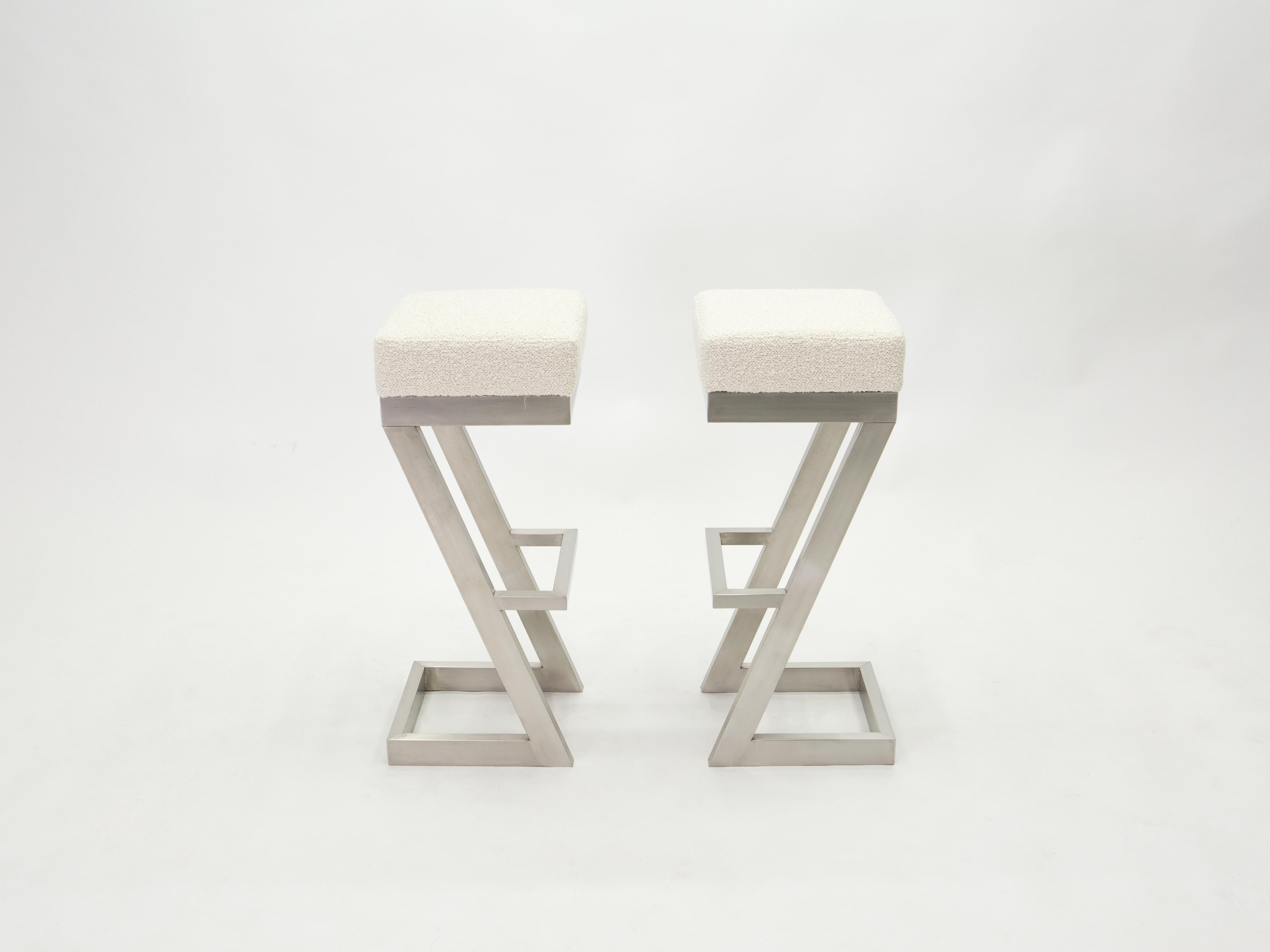 Strong architectural lines point to these beautiful bar stools French mid-century roots. Designed in the seventies, it features a sharped brushed steel structure, newly upholstered with a soft wool bouclé fabric by Lelièvre. It looks minimal and