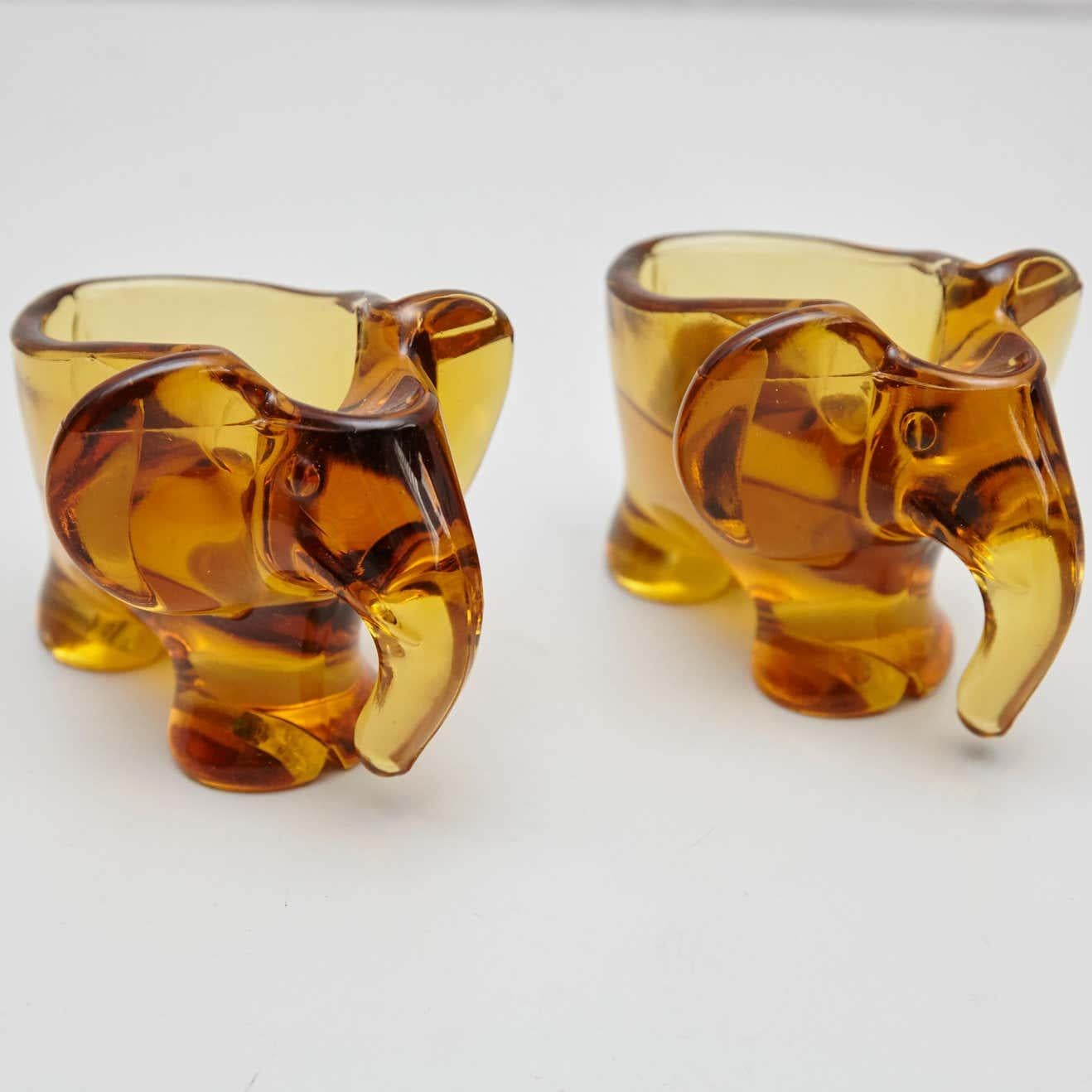 Set of two crystal elephants. By unknown manufacturer, France, circa 1960.
In original condition, with minor wear consistent of age and use, preserving a beautiful patina.

Material:
Glass

Dimensions:
D 12 cm x W 9 cm x H 8 cm.