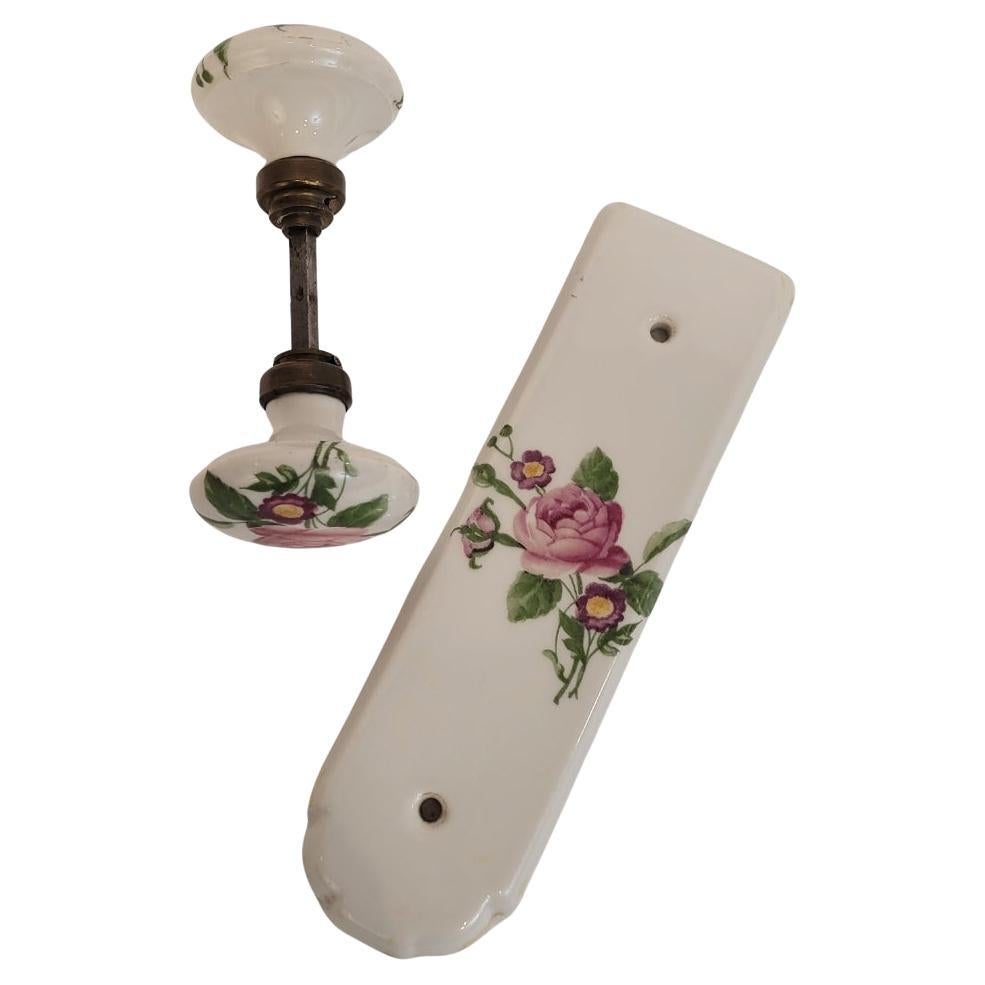 Elegante e raffinato set di due pomelli per porta e una cornice per porta. Realizzate nel XIX secolo a Parigi con porcellana 