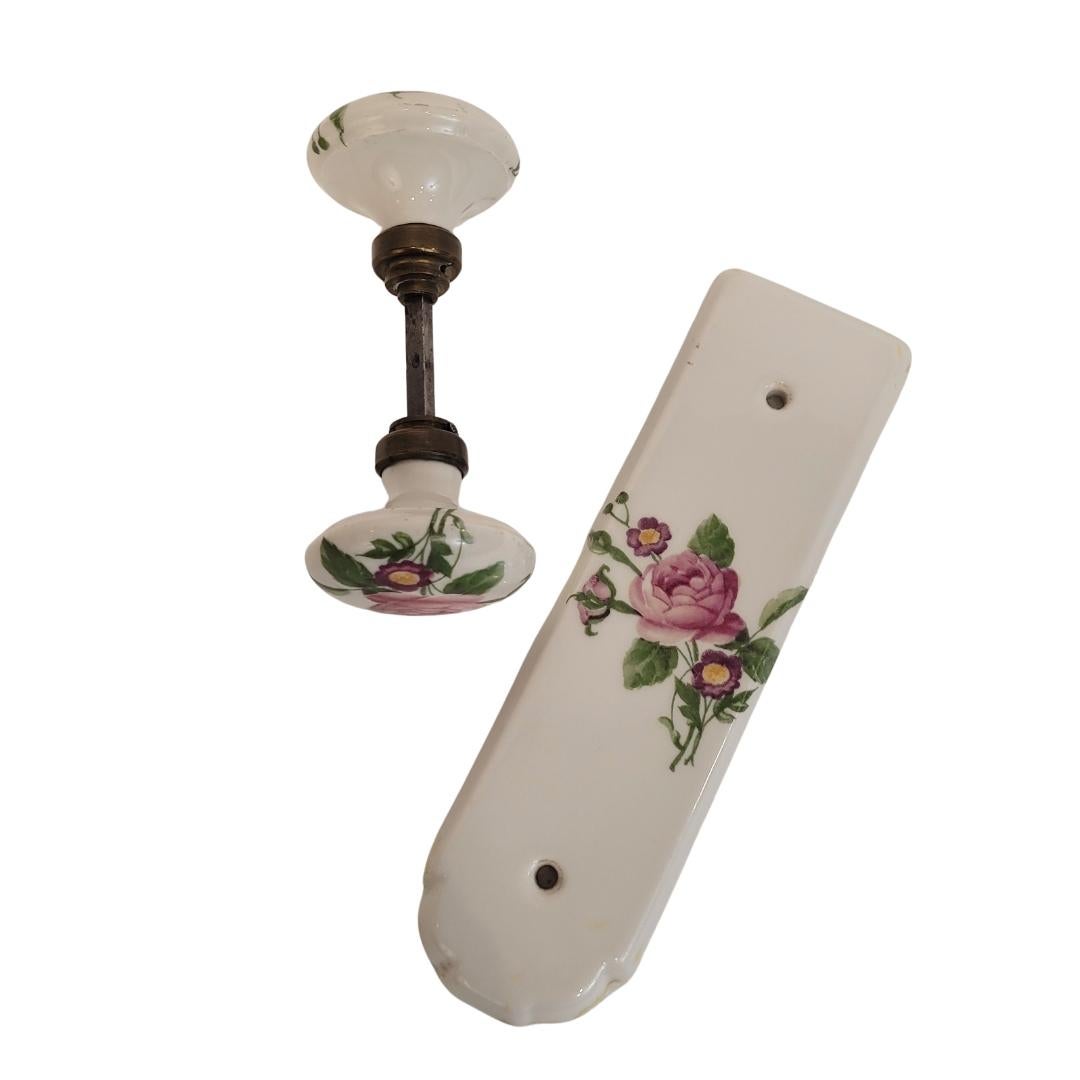 Beige Set di due pomelli per porte francesi in porcellana Vieux París. in vendita