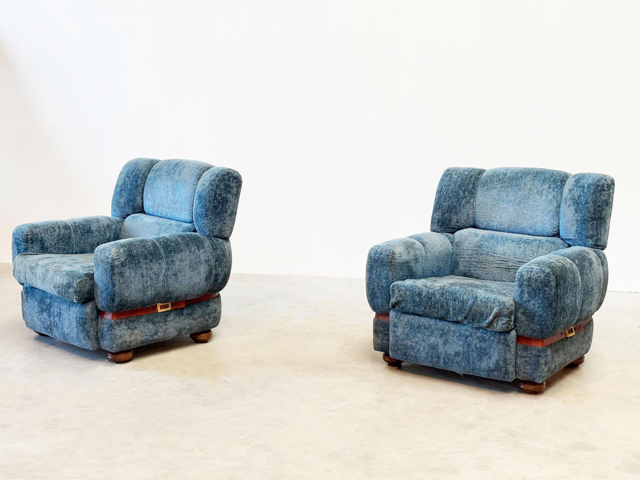 Set aus zwei französischen Loungesesseln
Diese beiden umwerfenden französischen Loungesessel bestechen durch ihr kühnes, aber elegantes Design, das mit einem weichen, verblichenen blauen Stoff bezogen ist. Der Hersteller bleibt zwar unbekannt, aber