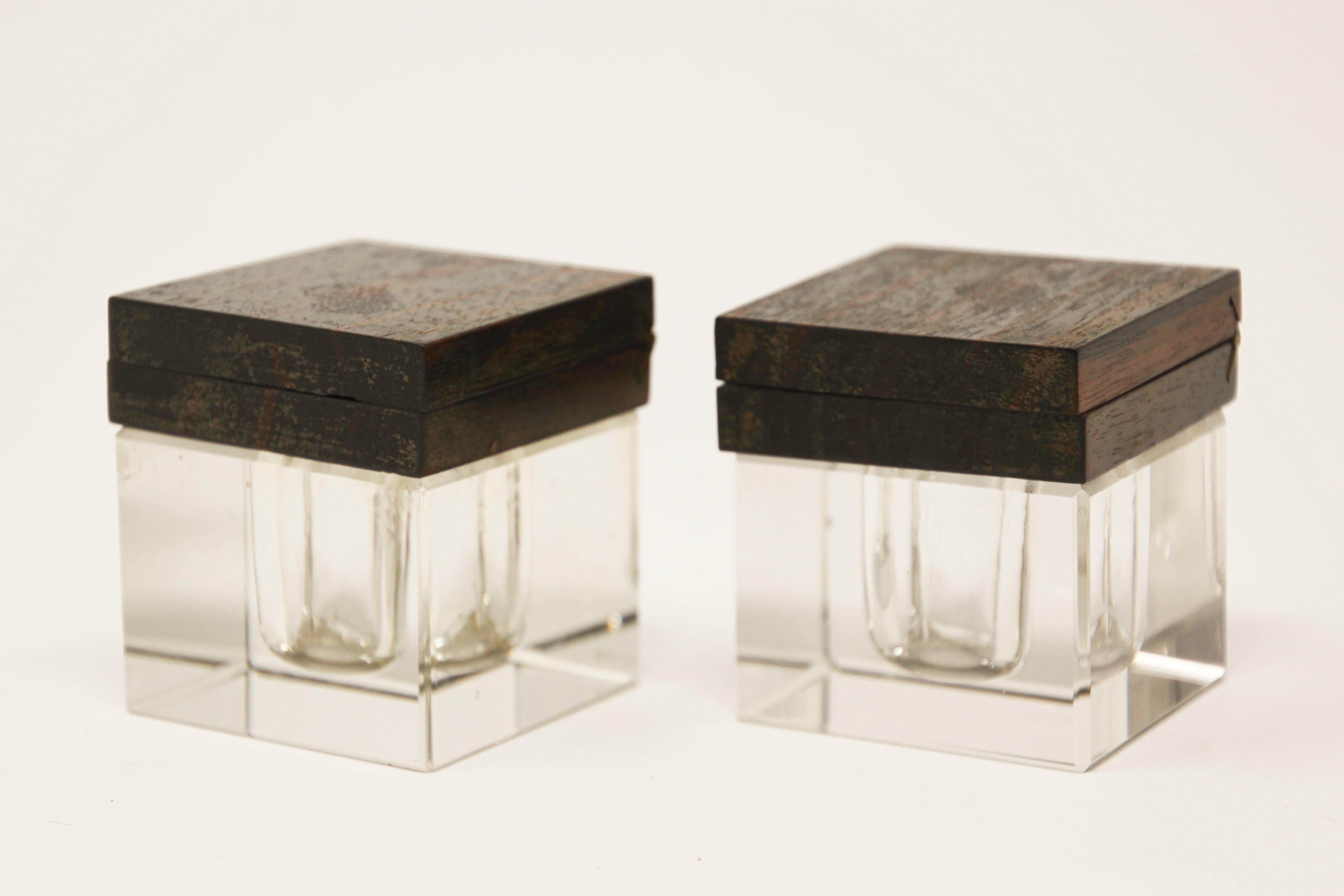French Macassar inkwell Art Deco ebony Macassar and crystal glass.
Macassar ebony cover with a crystal reservoir in Cubist Art Deco form.
Made in luxury Macassar wood with original crystal glass inkwells.
Glass inkwells with brass hinged lids and