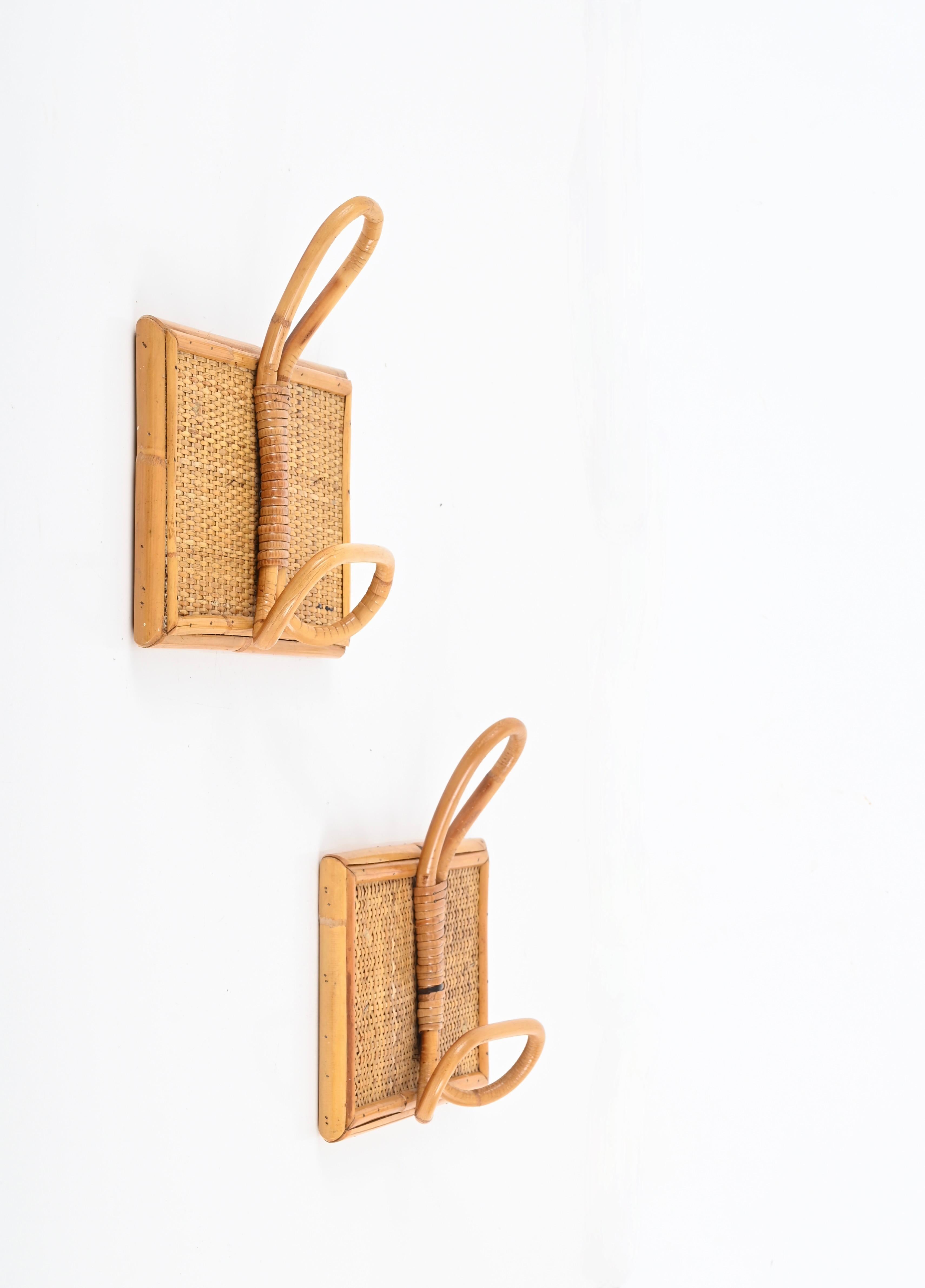 Fantastic set of two midcentury rectangular coat hangers in curved bamboo, rattan and wicker. These lovely coat hooks were designed in Italy during the 1960s following the French Riviera trend.

These stunning pieces feature a sturdy rectangular