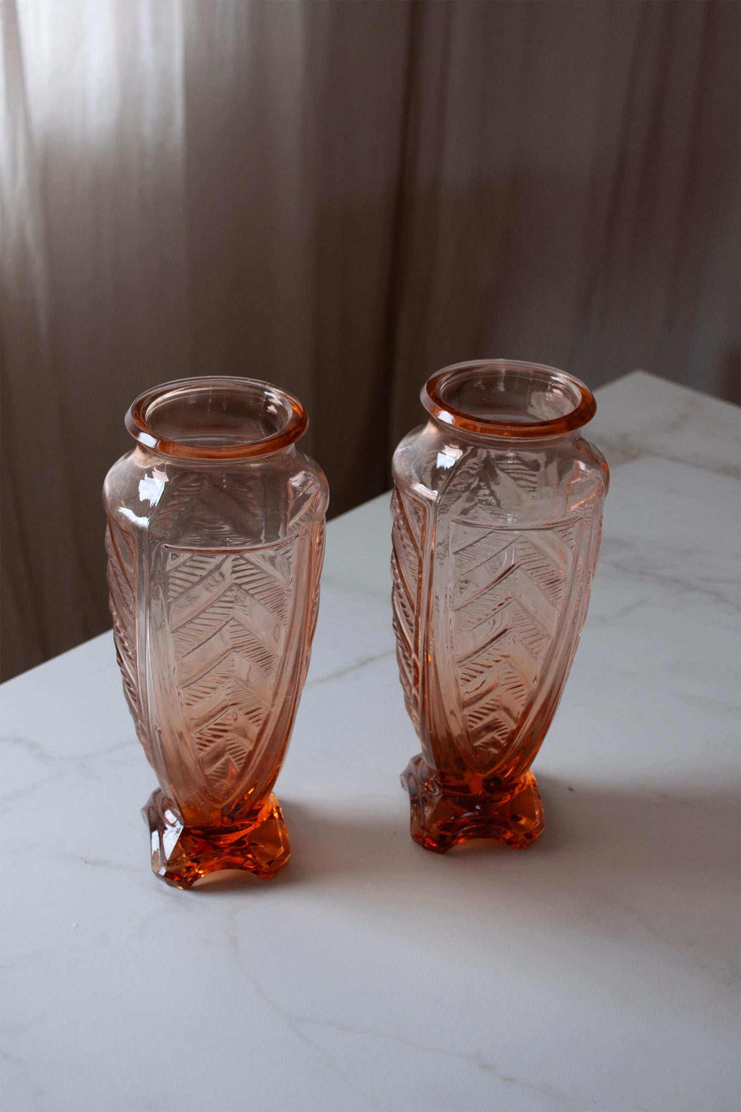 Set of Two French Rosa Art Deco Vases In Good Condition For Sale In Rümmingen, BW