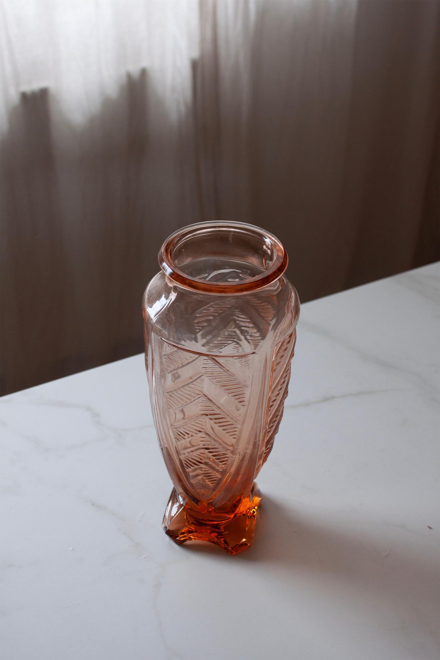 Set of Two French Rosa Art Deco Vases For Sale 2