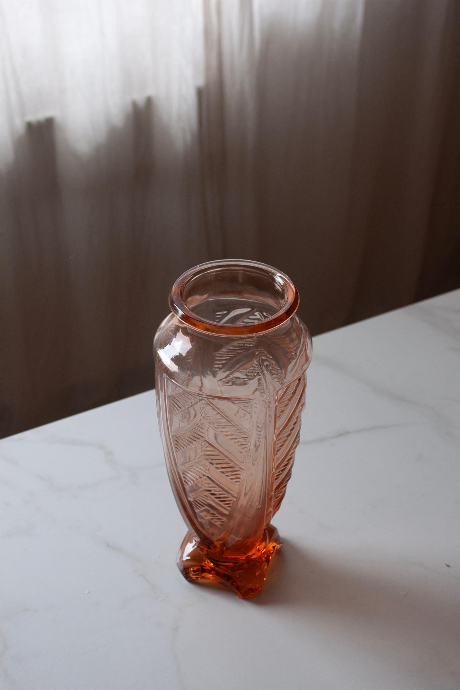 Set of Two French Rosa Art Deco Vases For Sale 3