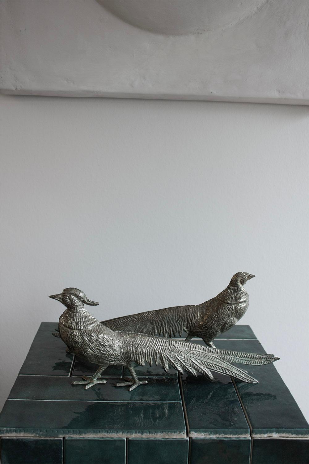 Set di due sculture di uccelli pavone in argento francese in vendita 2