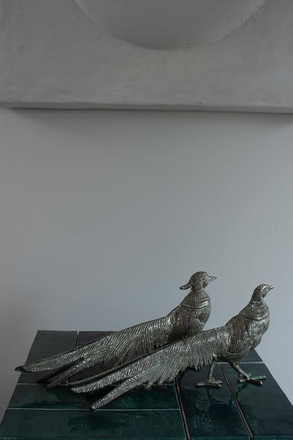 Oggetti in metallo Set di due sculture di uccelli pavone in argento francese in vendita