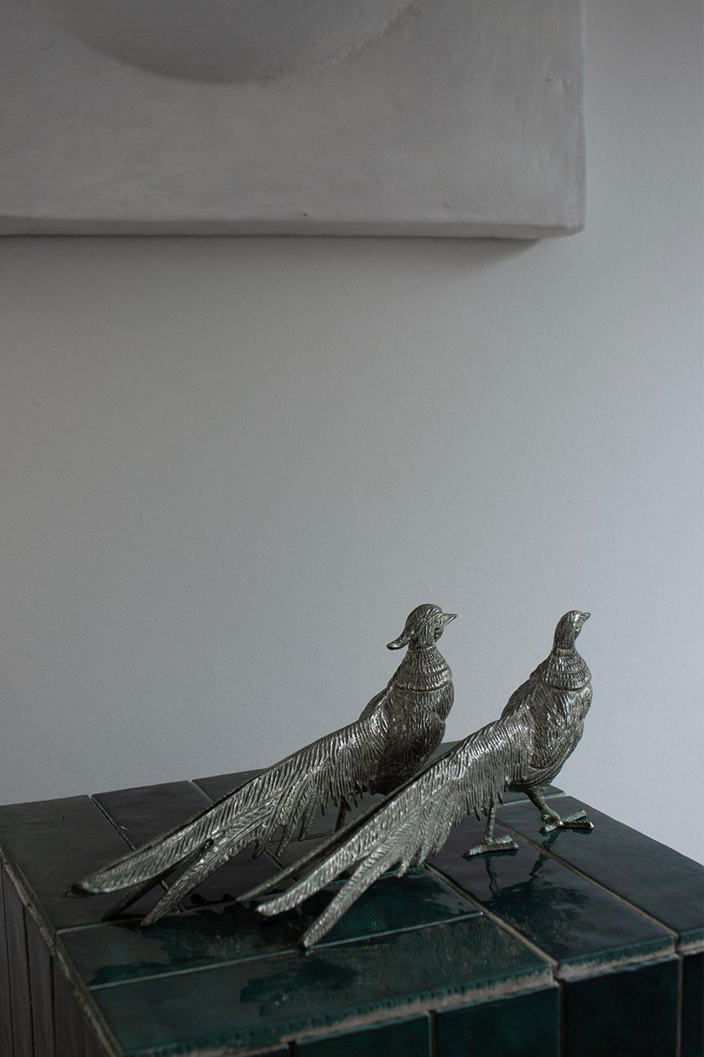 Set di due sculture di uccelli pavone in argento francese In condizioni buone in vendita a Rümmingen, BW