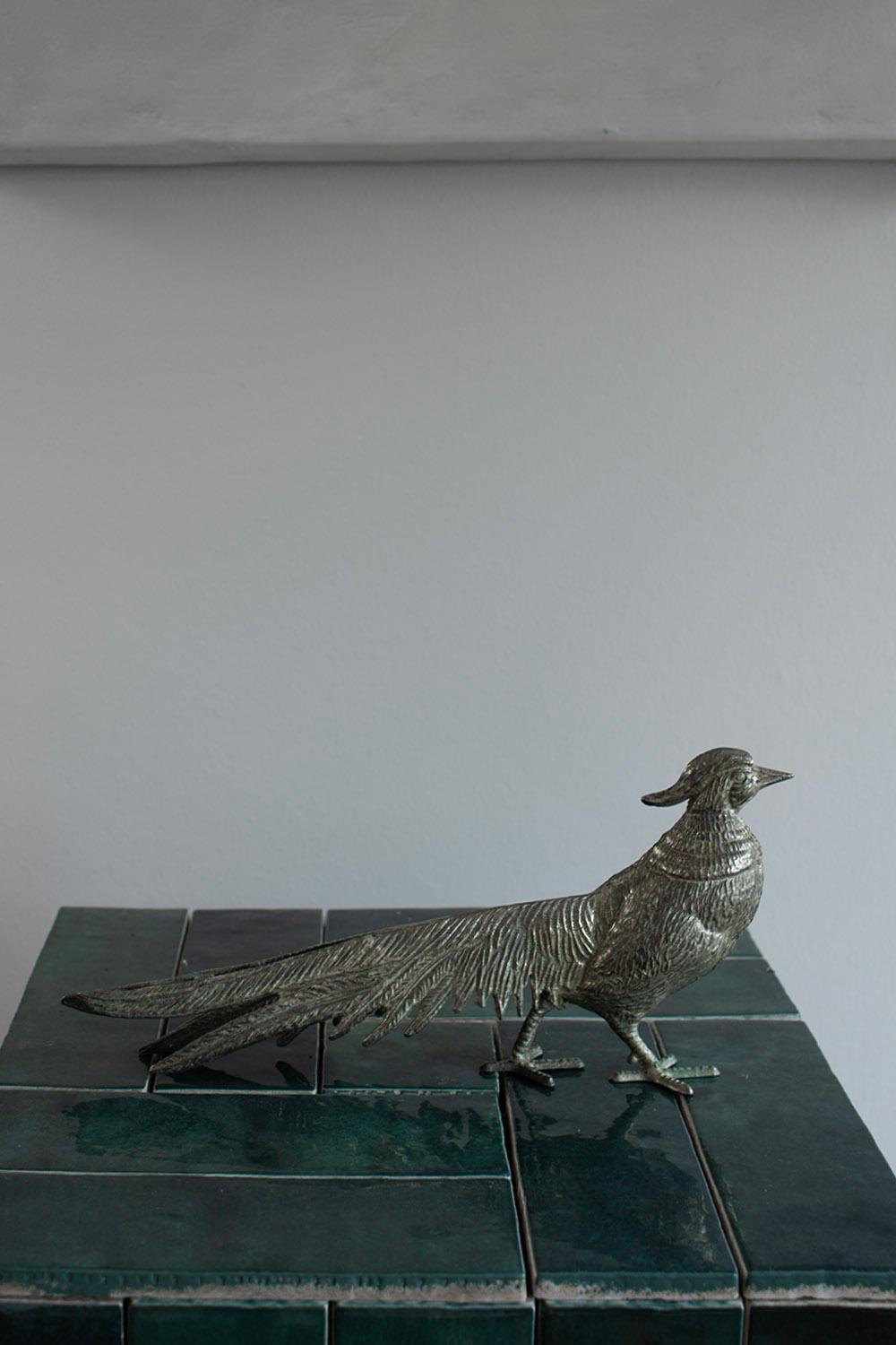 Set di due sculture di uccelli pavone in argento francese in vendita 1