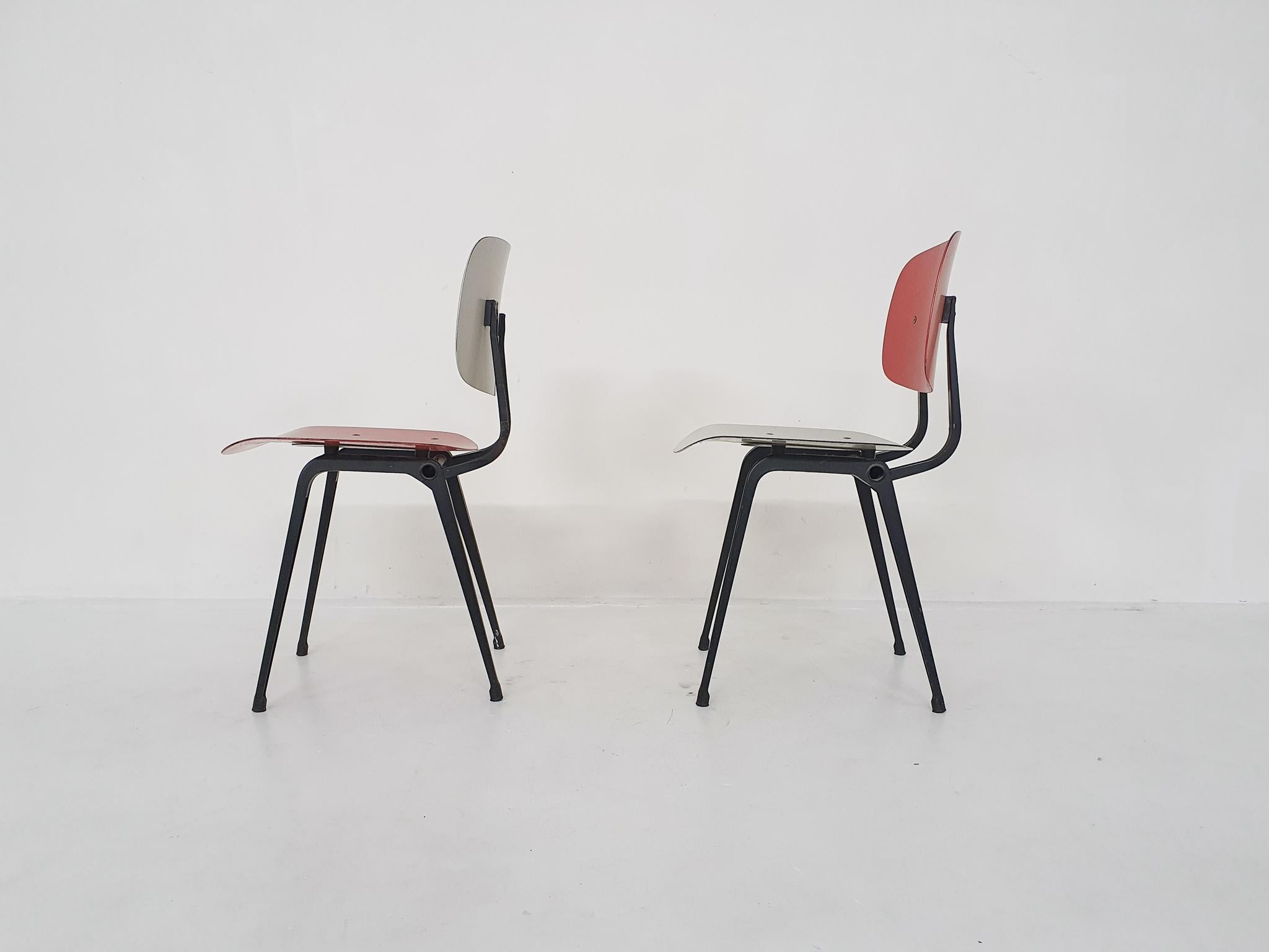 Schwarzer Metallrahmen, Sitzfläche und Rückenlehne aus rotem und weißem Polyester.
In gebrauchtem, aber originalem Zustand.

 