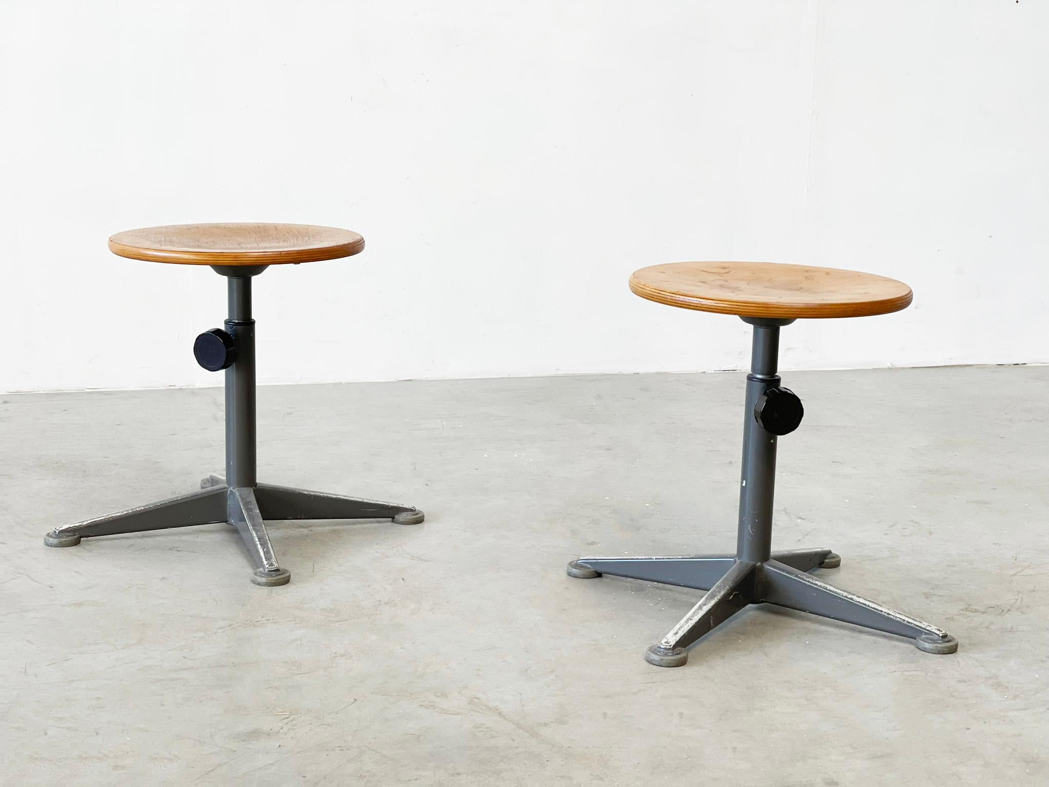 Ensemble de deux tabourets Friso Kramer
Ces chaises industrielles ont été conçues dans les années 1950 par Friso Kramer et fabriquées par Ahrend de circle. Friso Kramer était connu pour l'élégance et la beauté de son design industriel. Les chaises
