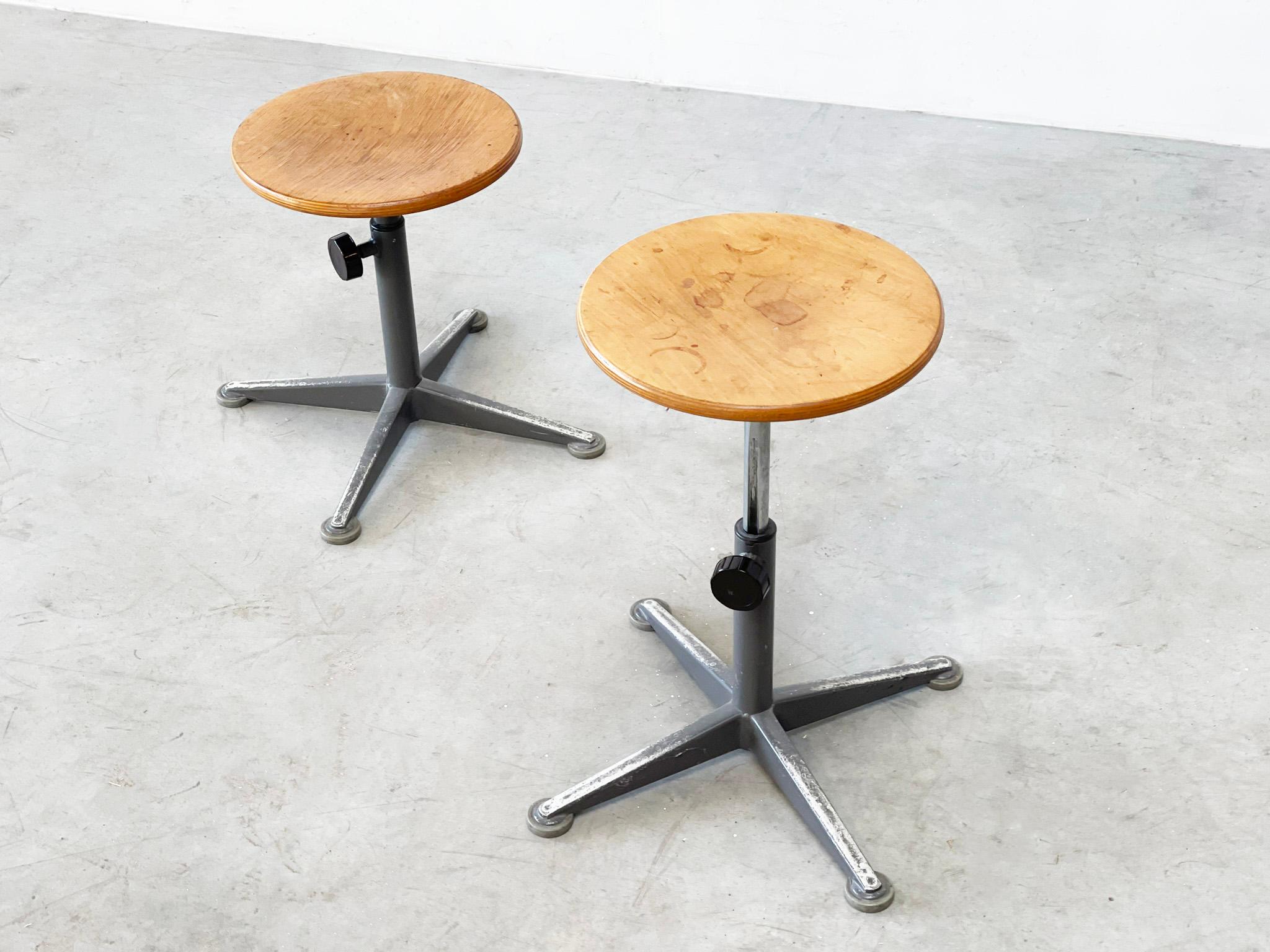 Set of two Friso Kramer stools In Good Condition For Sale In Nijlen, VAN