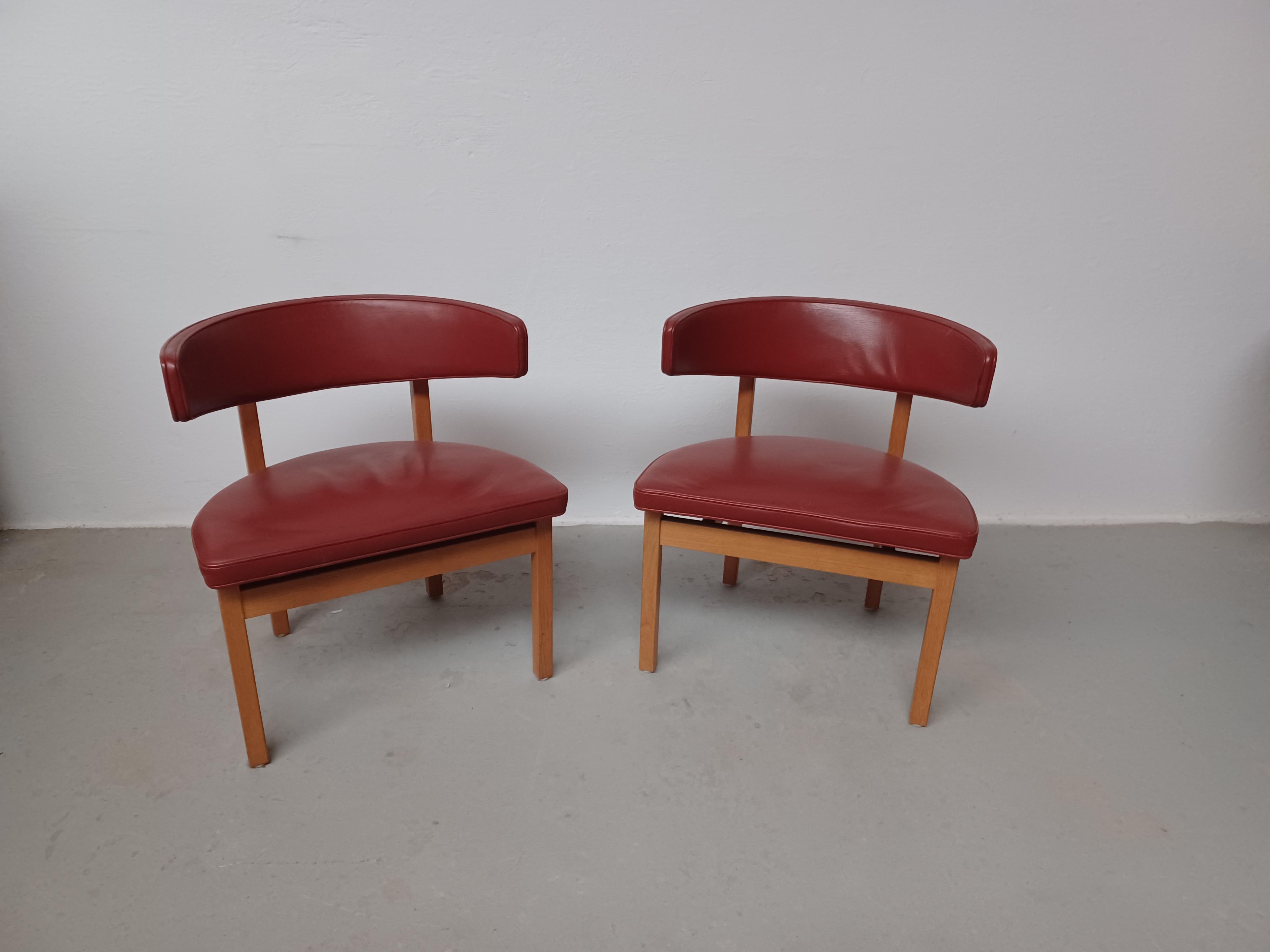Set of two fully restored Danish Borge Mogensen customizable armchairs in oak

The elegant comfortable chairs feature a relatively simple straight lined frame combined with a large curved backrest that at the same time serve as armrest.

The chairs