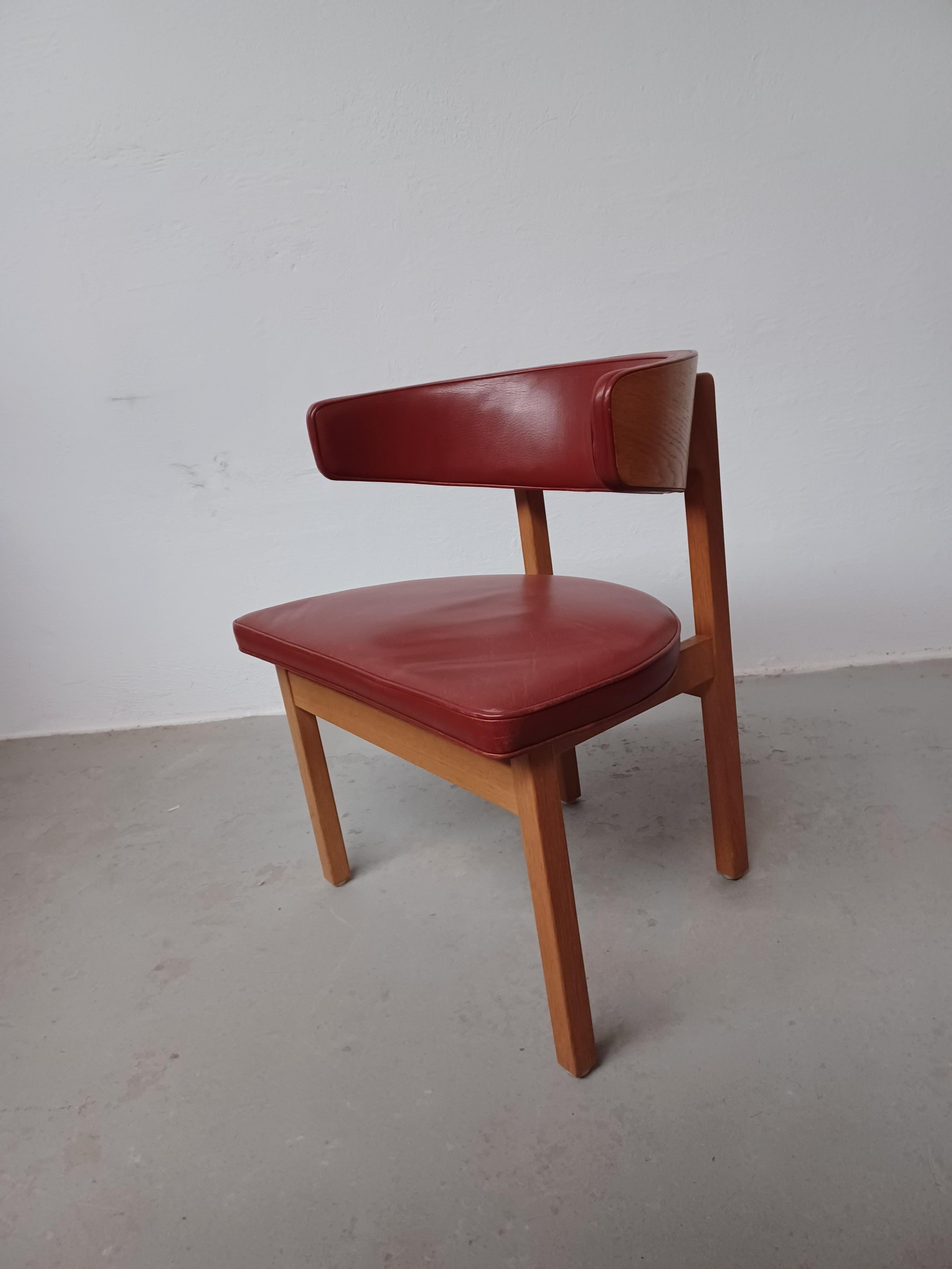 Set of Two Fully Restored Danish Borge Mogensen Customizable Armchairs in Oak For Sale 1