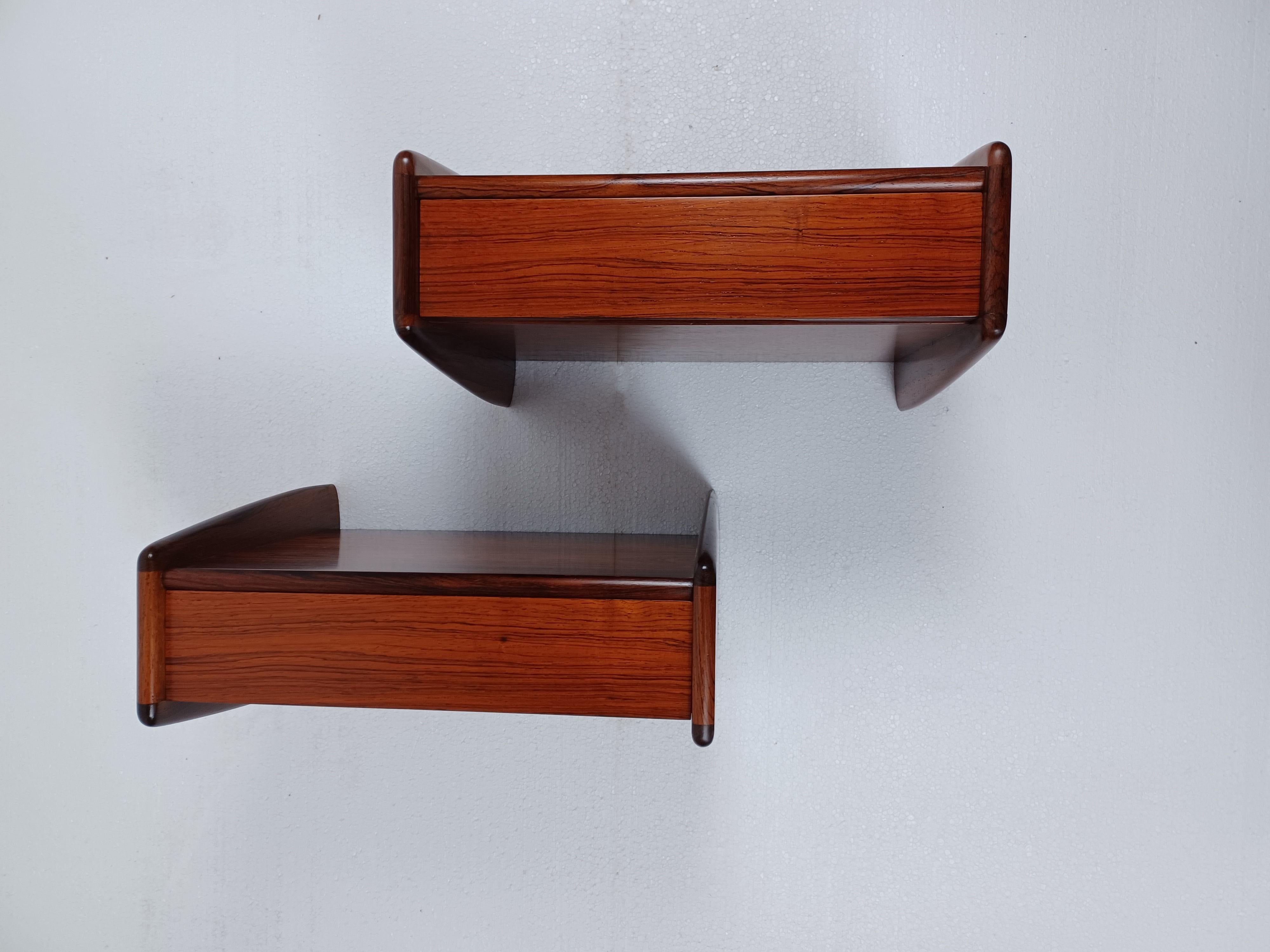 1960s set of two fully restored Danish Melvin Mikkelsen floating rosewood nightstands.

The well designed rosewood nightstands, with their smooth shaped 