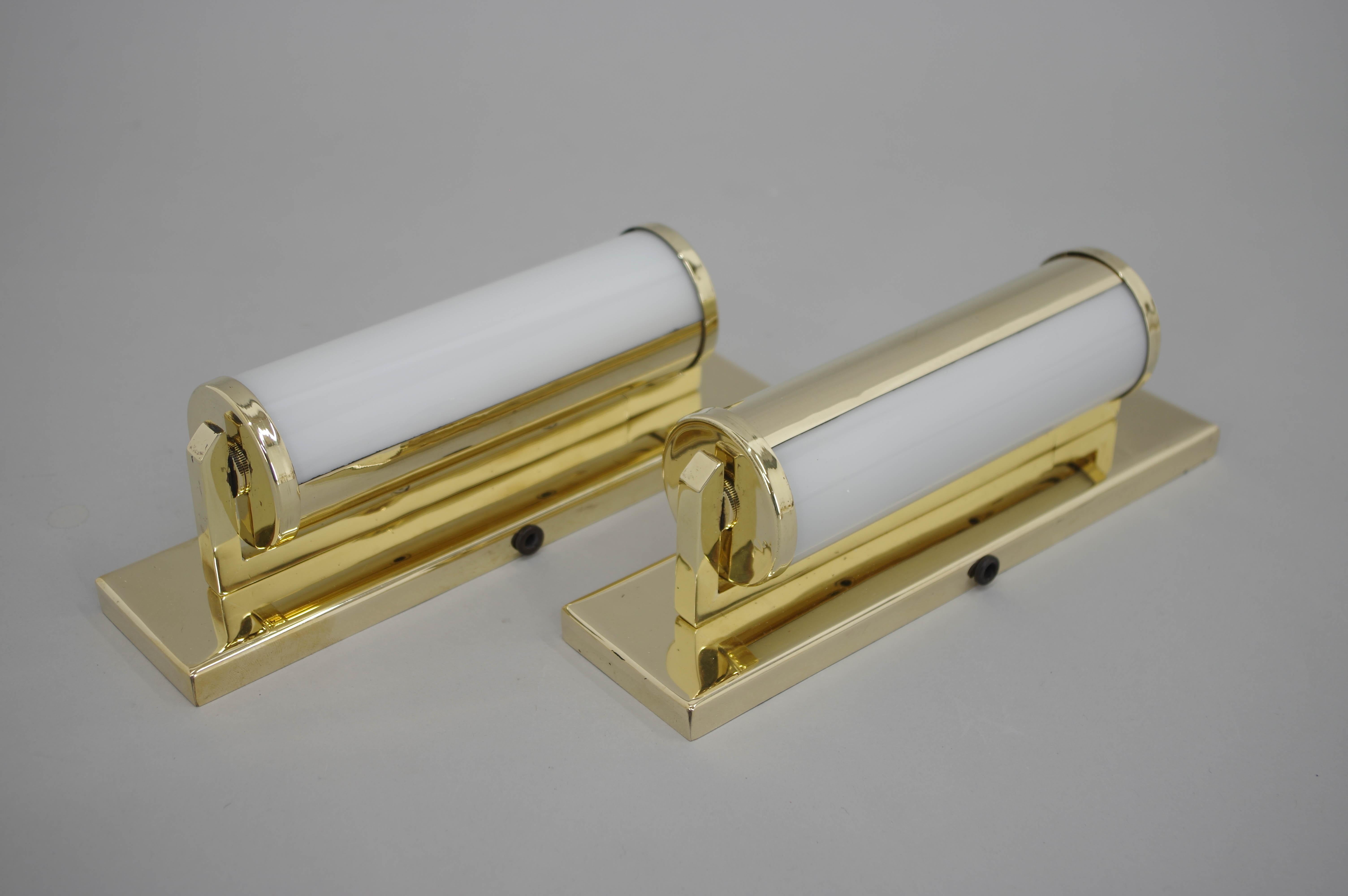 Zwei Art Deco / Funktionalistische Wandlampen mit drehbarem Schirm.
Restauriert: gereinigt, poliert, neu verkabelt
1x25W, E12-E14 Glühbirne
US-Verkabelung kompatibel