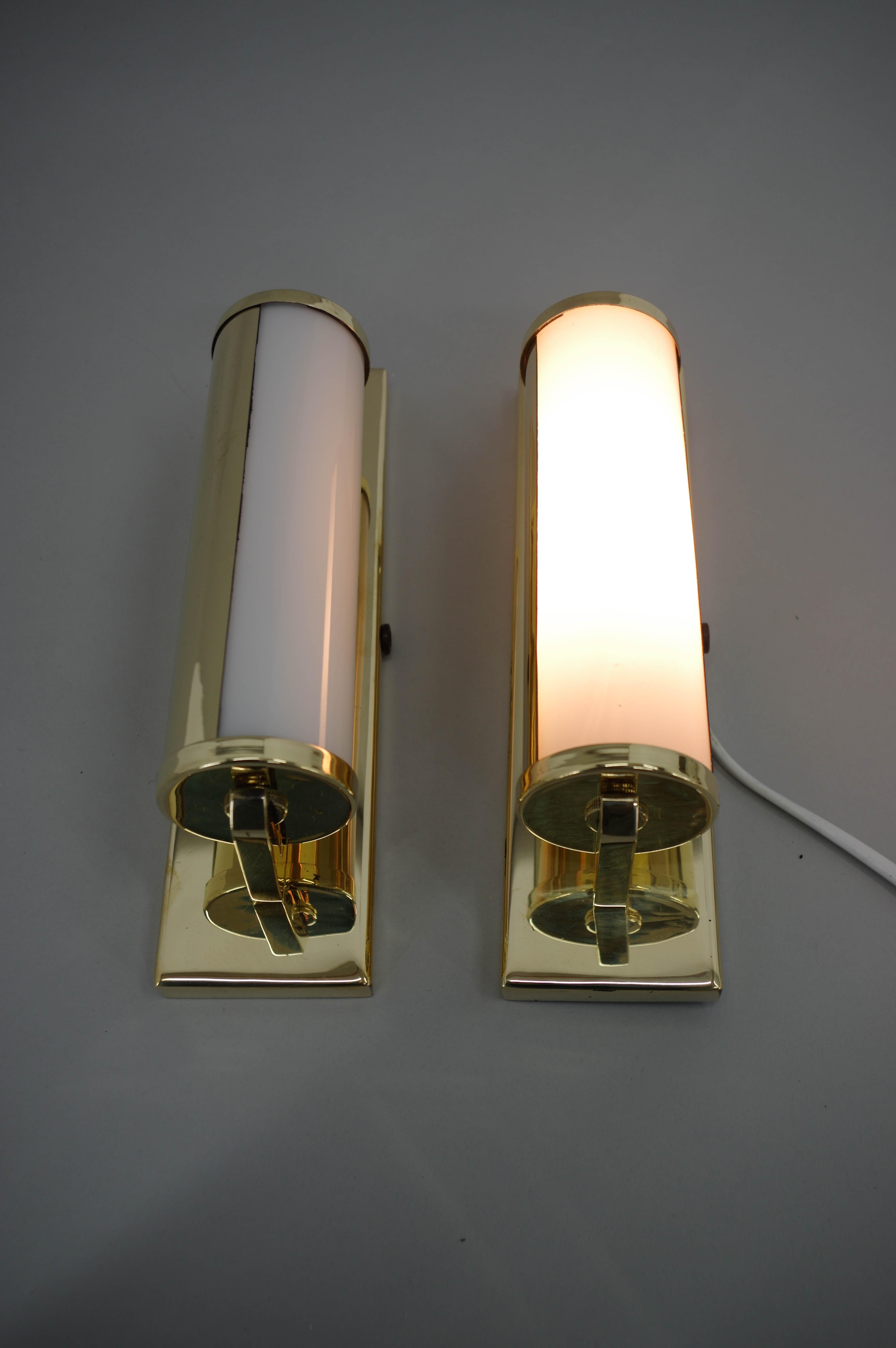 Set of Two Functionalist Brass Wall Lights, 1930s, Restored In Good Condition For Sale In Praha, CZ