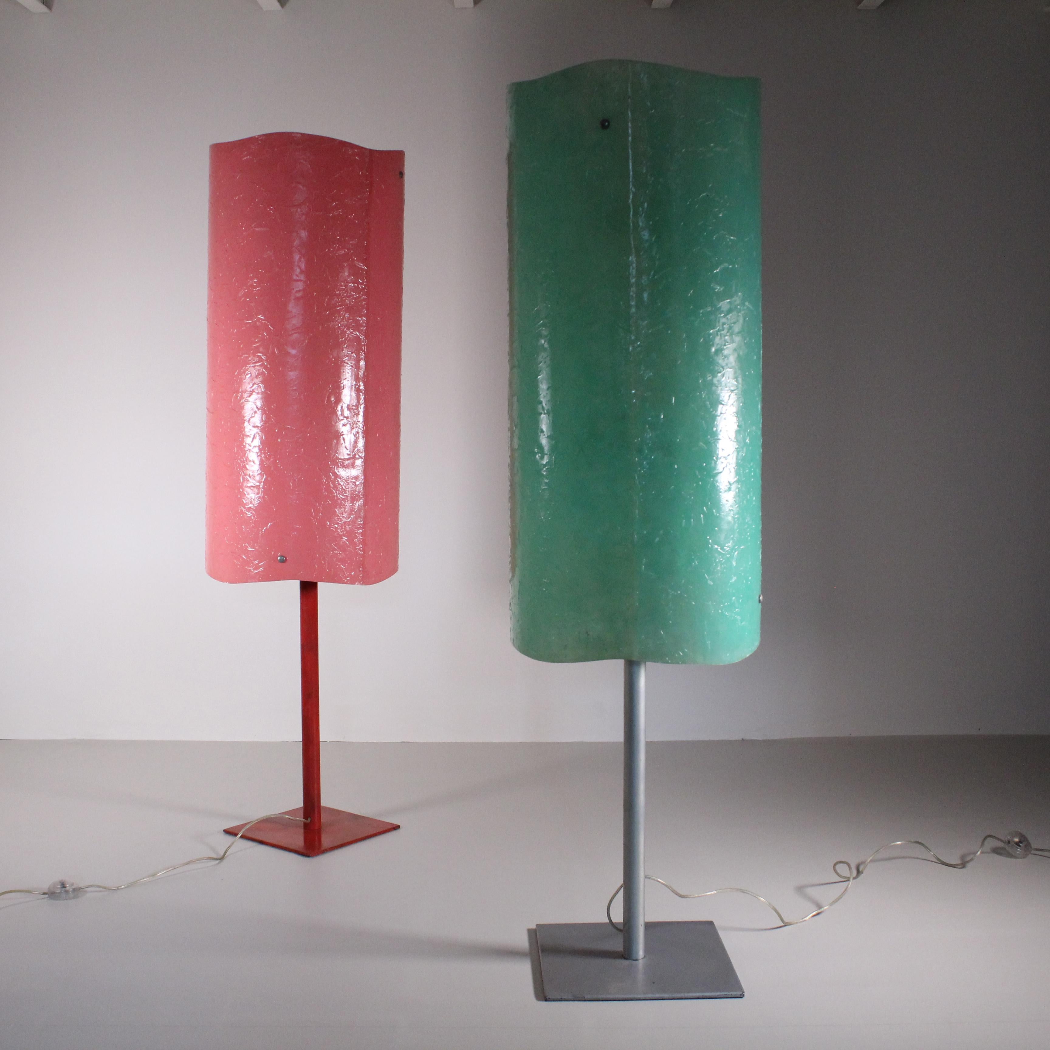 paire de lampadaires en résine, probablement inspirés par le travail de Gaetano Pesce sur la résine, ces deux lampes sont vraiment uniques et introuvables. Provenant d'une villa en Toscane, avec d'autres objets uniques, ces deux lampes sont