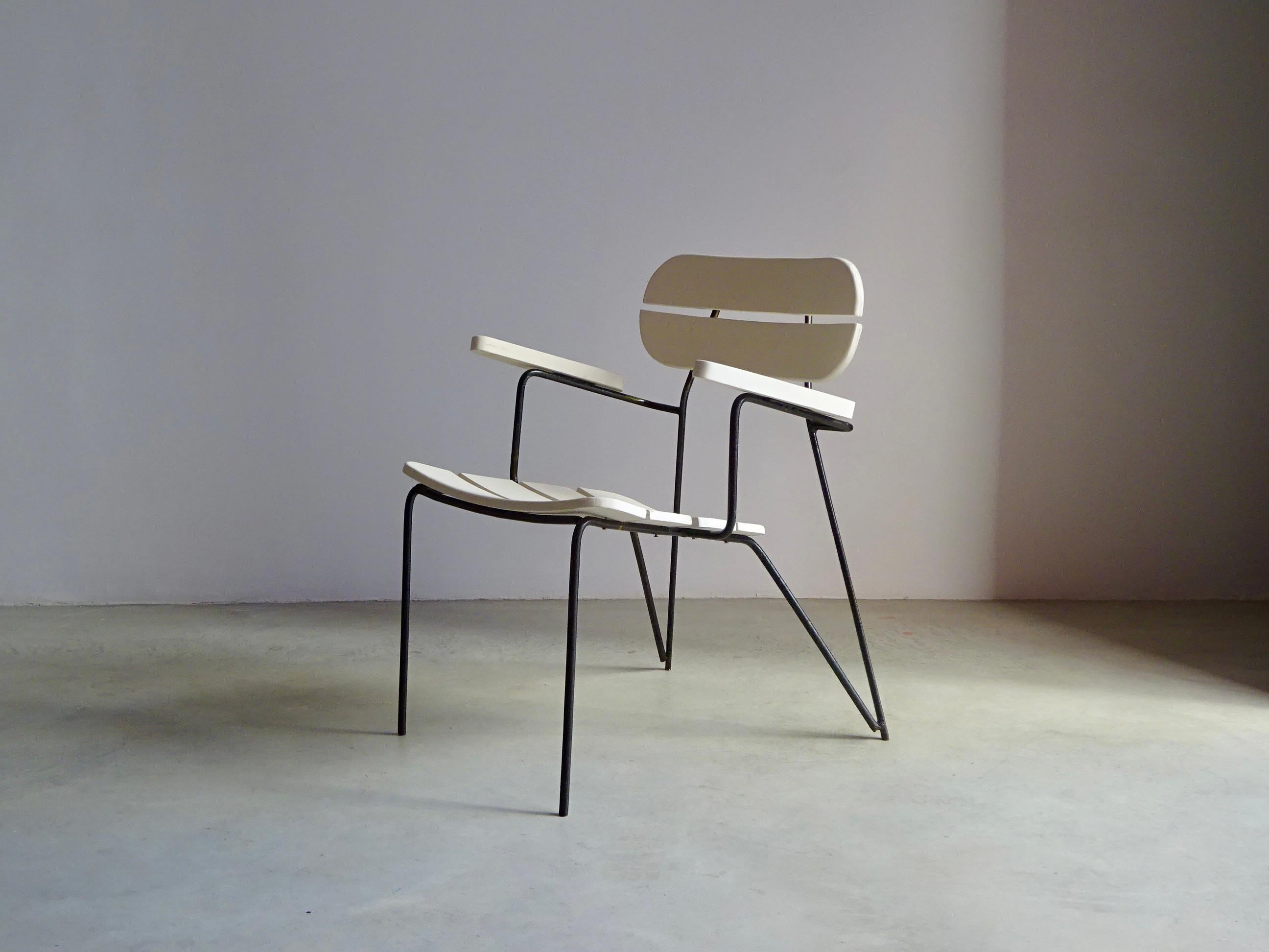 Paire de fauteuils d'extérieur conçus par Martin Eisler et Carlo Hauner, fabriqués par Forma S/A au Brésil au début des années 1950. La structure est en acier massif, la coque ergonomique est en bois massif peint.

Les caractéristiques de ces grands
