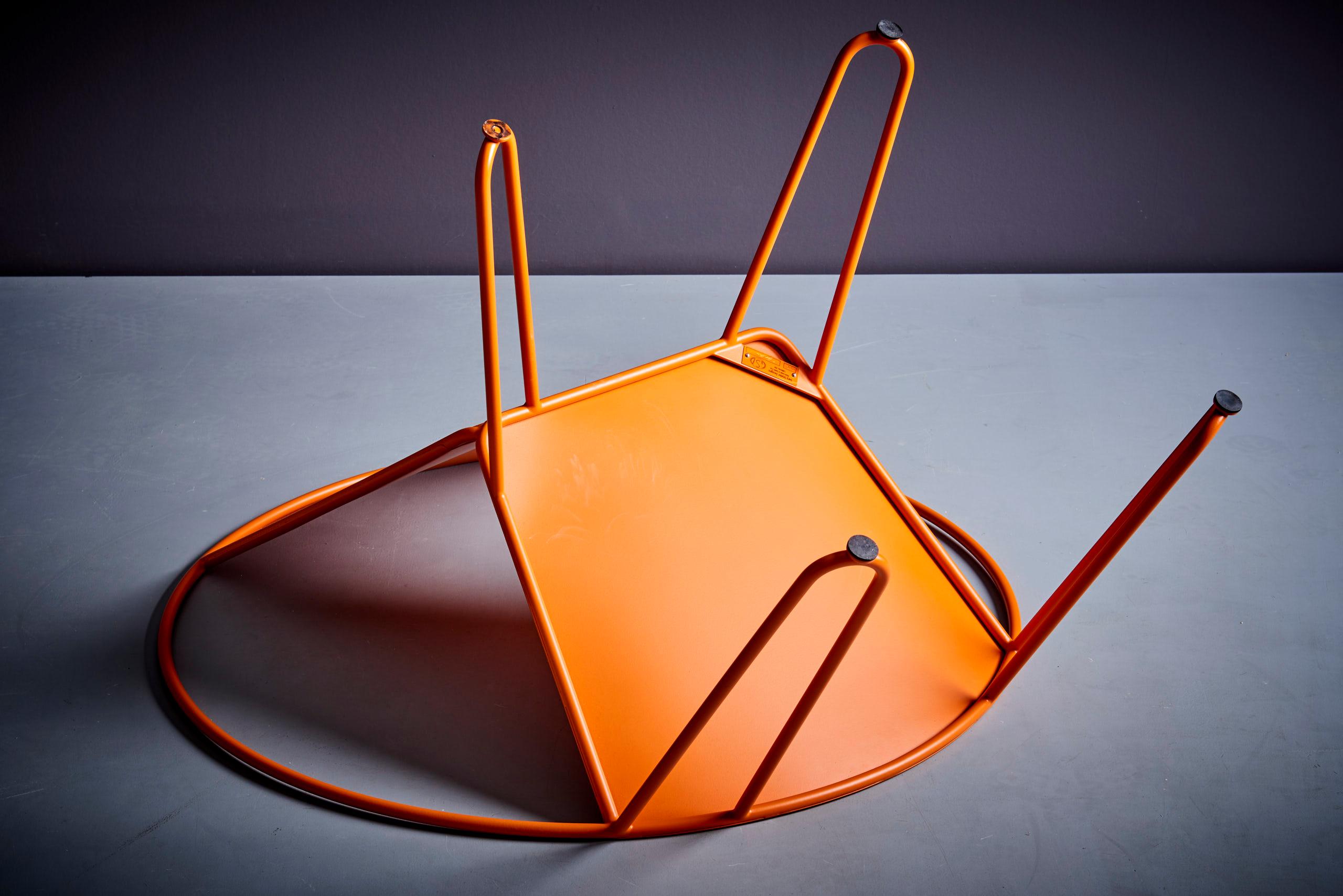 Ensemble de deux chaises longues et table basse de Gary Snyder en orange brûlé, États-Unis, 2020 en vente 1