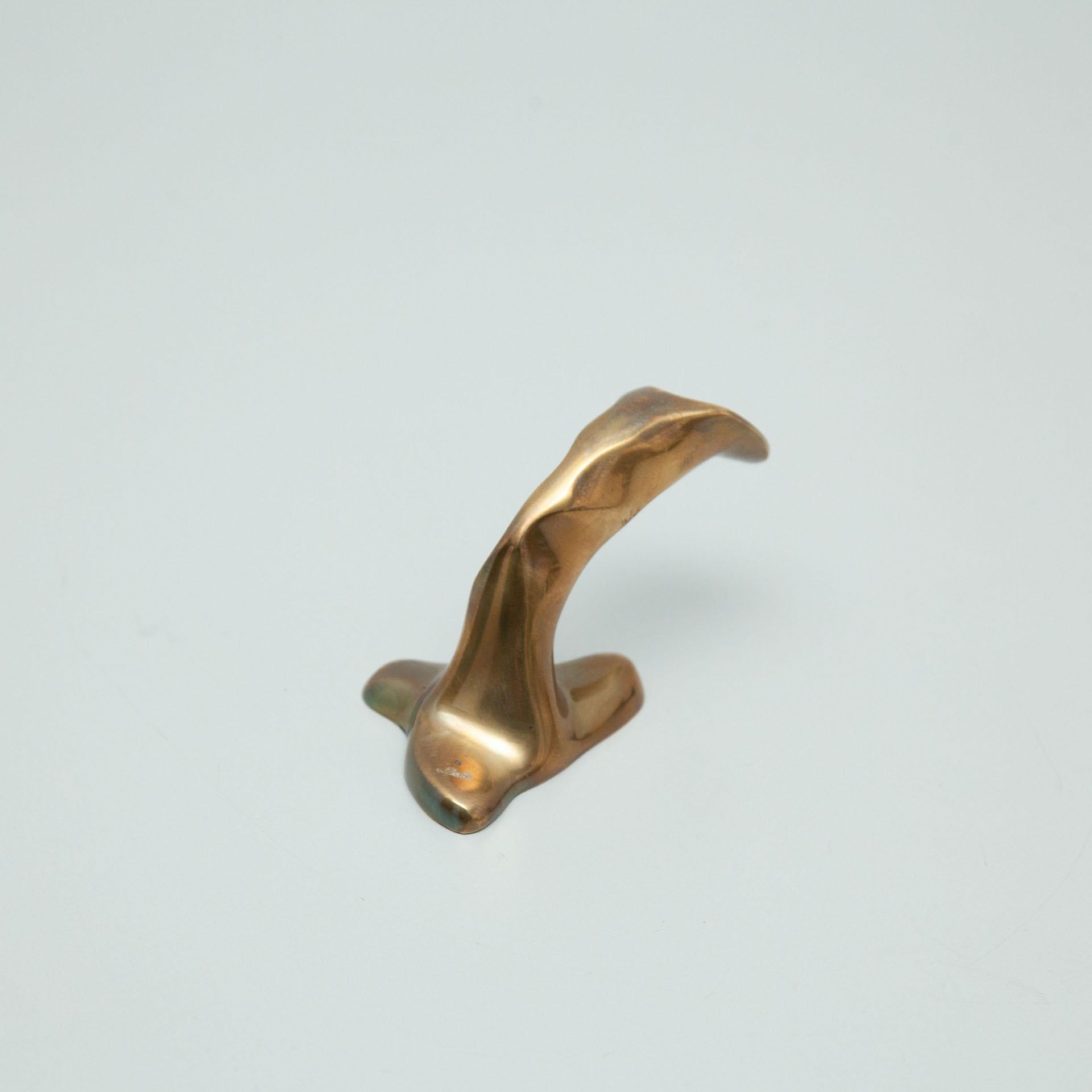 Brass door knob designed by Gaudi manufactured by BD Barcelona, circa 1980.

In original condition, with minor wear consistent with age and use, preserving a beautiful patina. 

Materials:
Brass

Dimensions:
Big: D 4.7 cm x W 10 cm x H 6.4