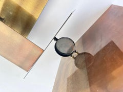 Set di due portacandele da parete geometrici in ottone e rilievo geometrico da parete, anni '70