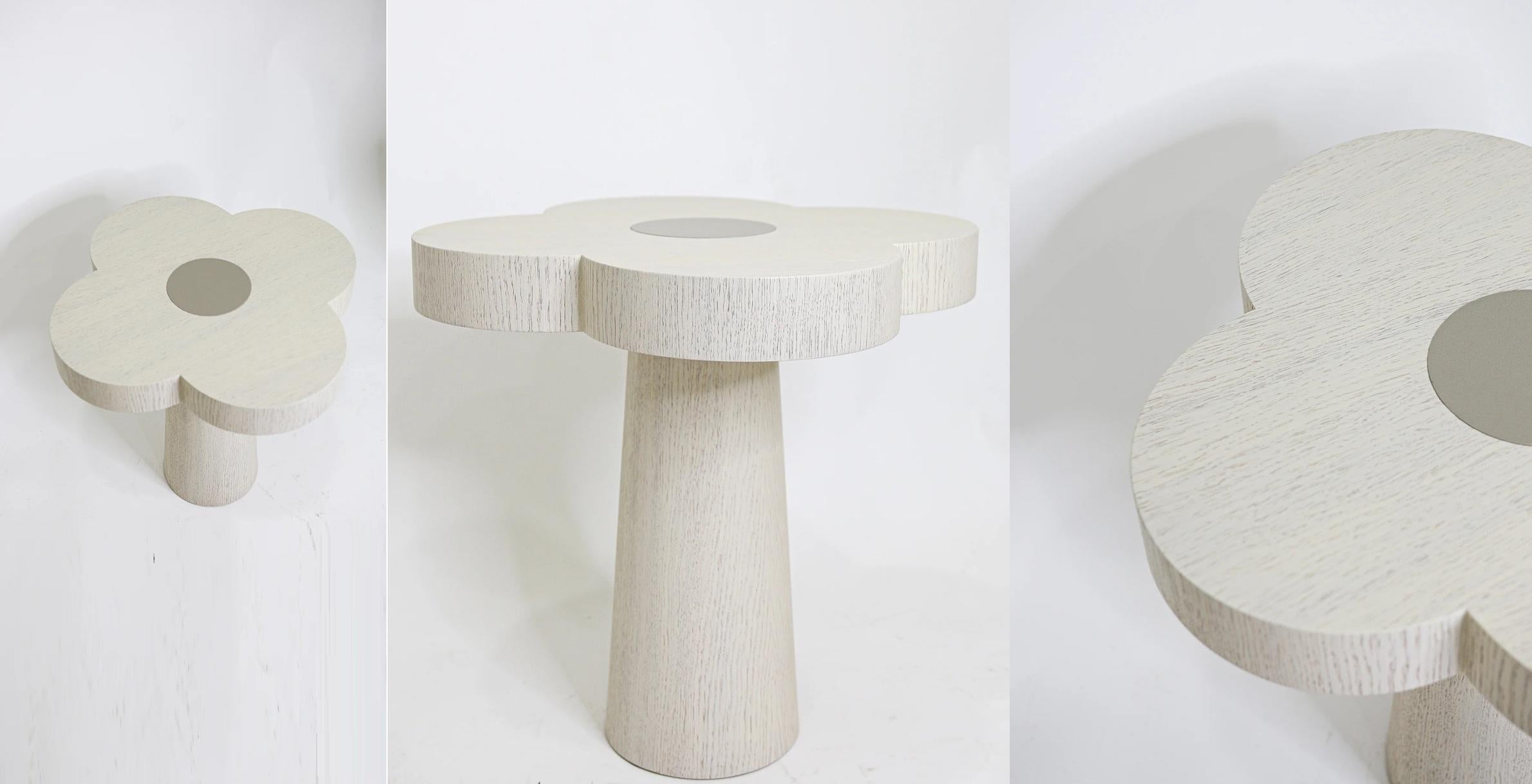 Set aus zwei geometrischen Blumenbeistelltischen aus gekalkter Eiche mit Quarzintarsien (Moderne) im Angebot